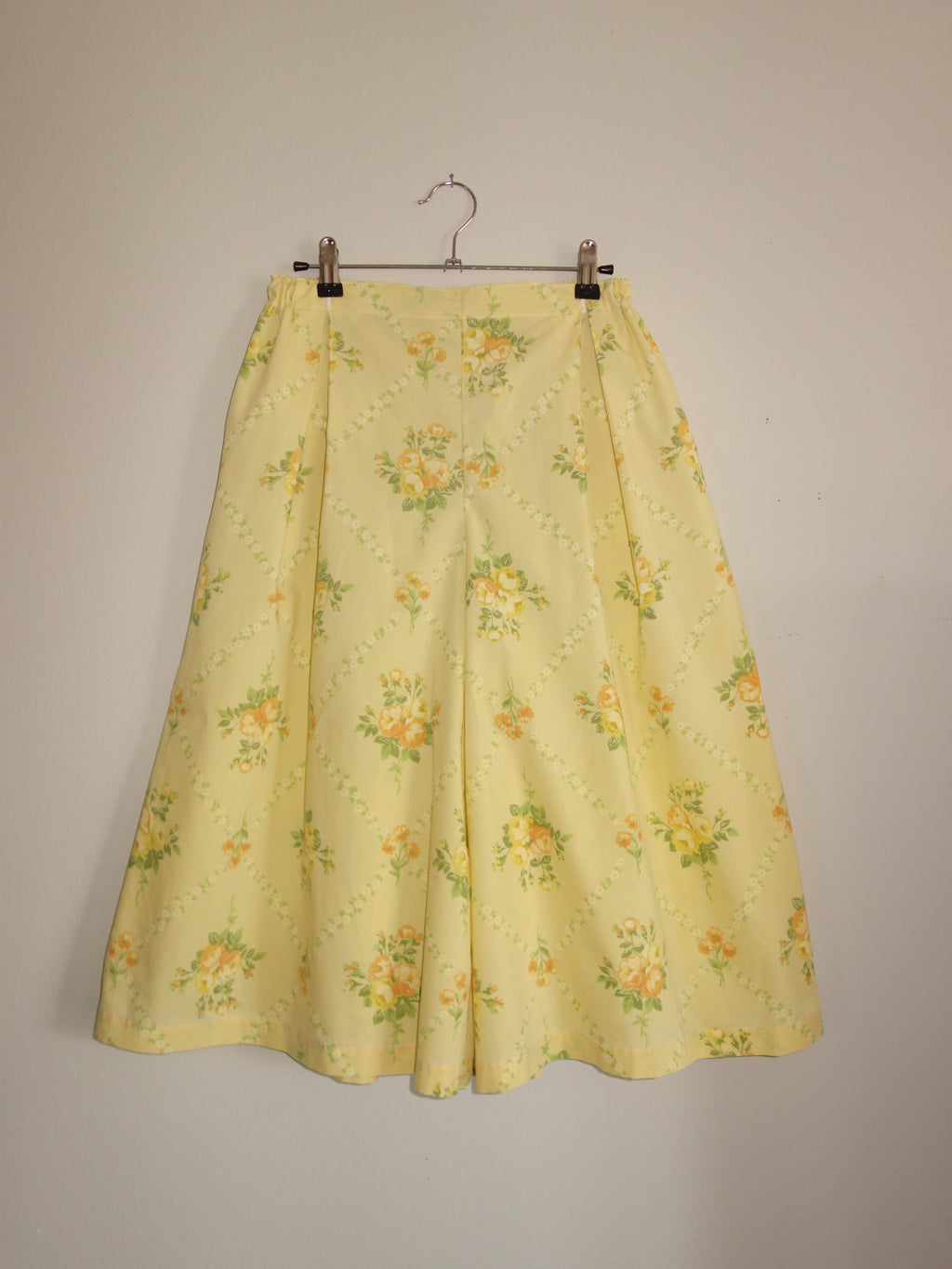 yellow cottage 𝑝𝑖𝑙𝑙𝑜𝑤 𝑝𝑎𝑛𝑡𝑠