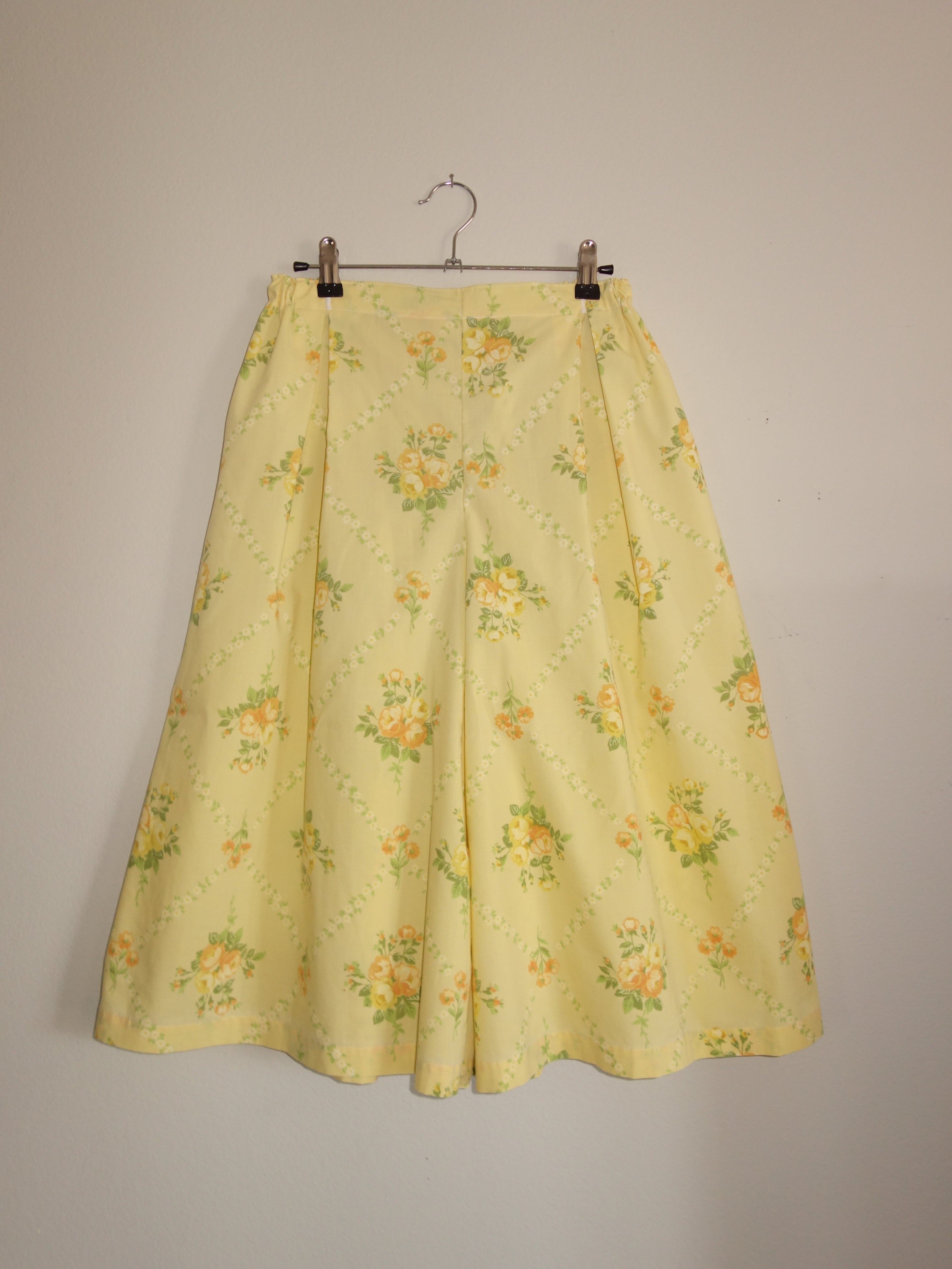 yellow cottage 𝑝𝑖𝑙𝑙𝑜𝑤 𝑝𝑎𝑛𝑡𝑠