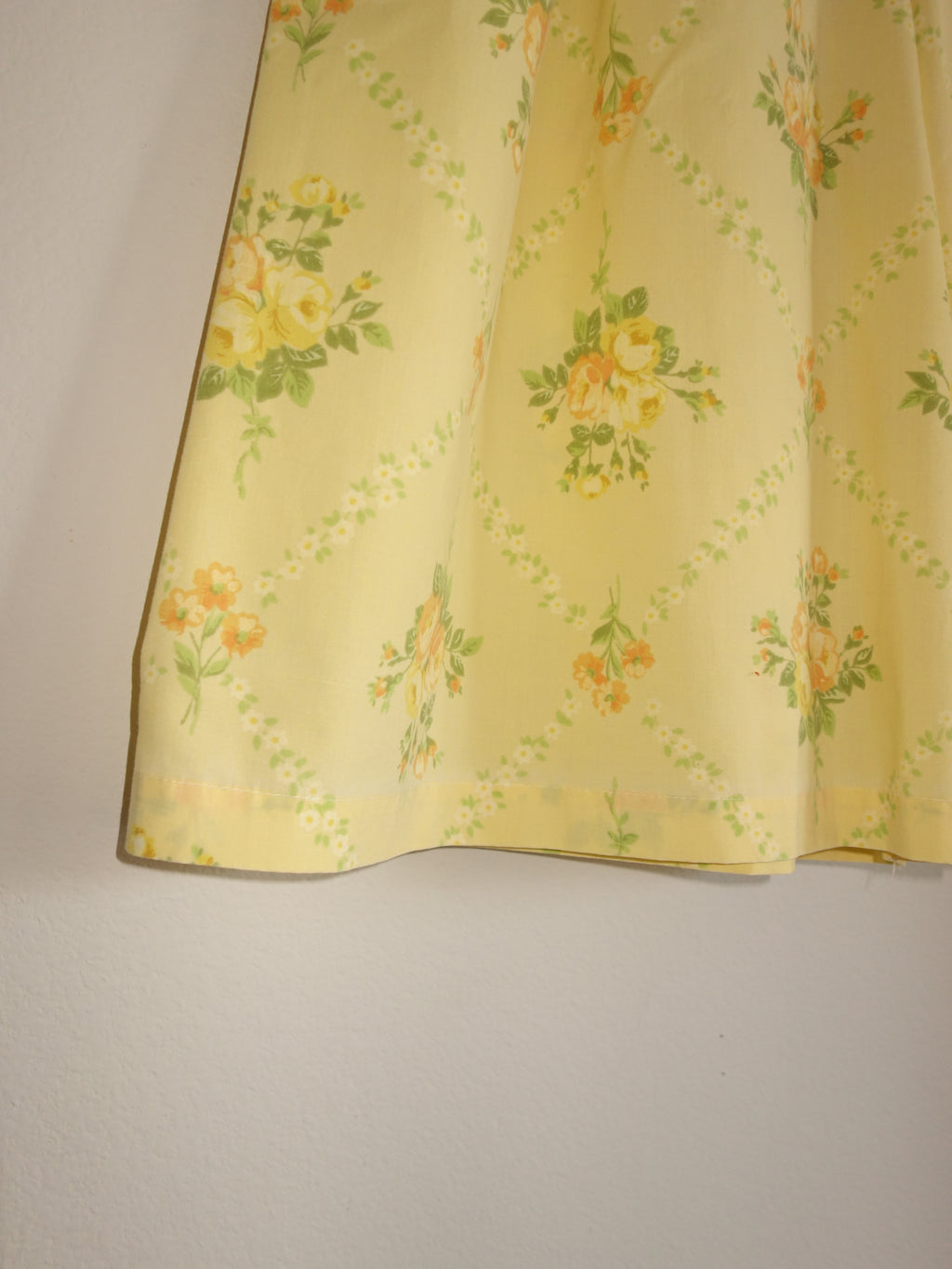 yellow cottage 𝑝𝑖𝑙𝑙𝑜𝑤 𝑝𝑎𝑛𝑡𝑠