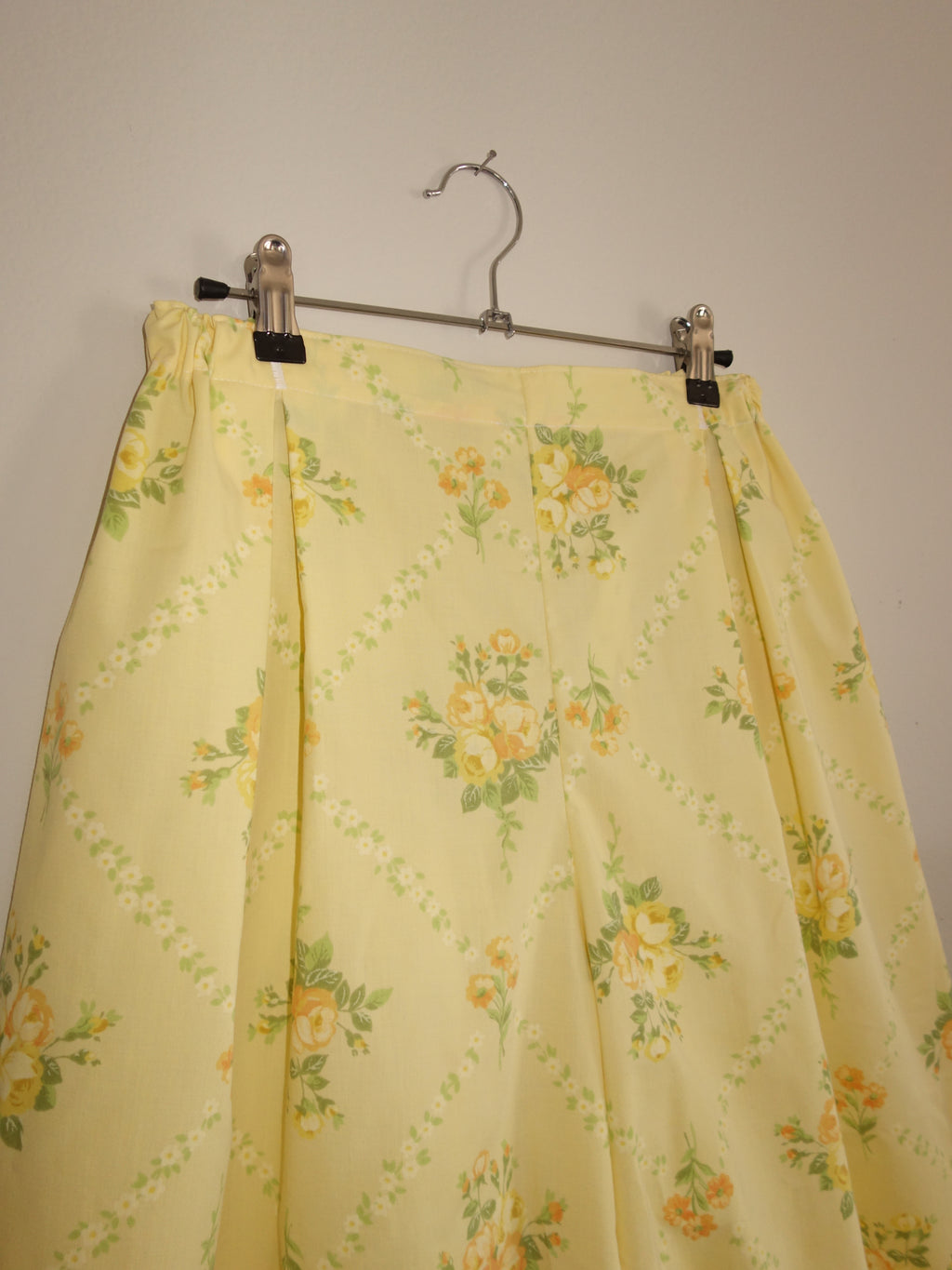 yellow cottage 𝑝𝑖𝑙𝑙𝑜𝑤 𝑝𝑎𝑛𝑡𝑠
