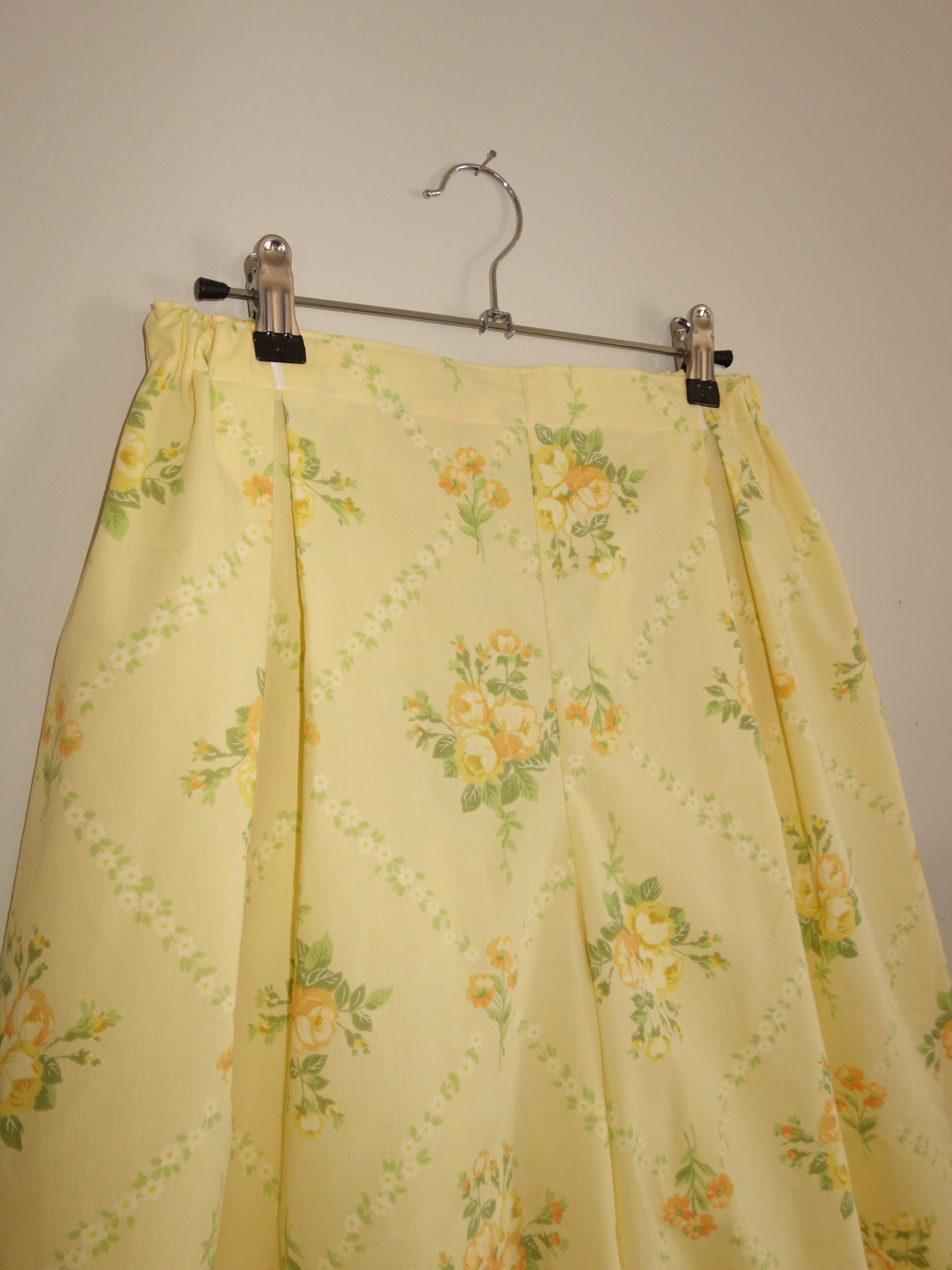 yellow cottage 𝑝𝑖𝑙𝑙𝑜𝑤 𝑝𝑎𝑛𝑡𝑠
