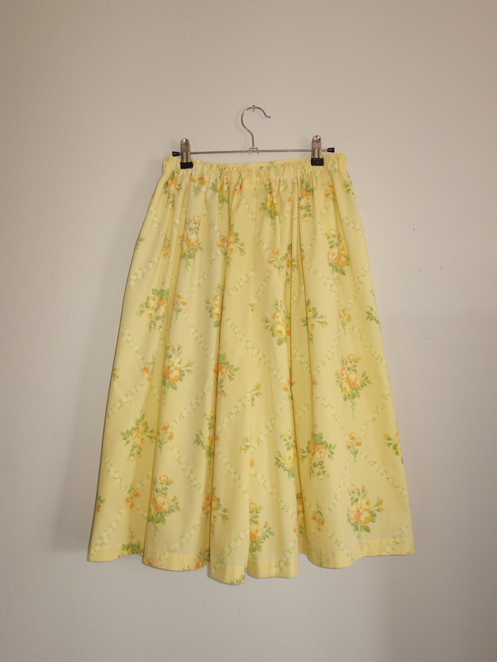 yellow cottage 𝑝𝑖𝑙𝑙𝑜𝑤 𝑝𝑎𝑛𝑡𝑠