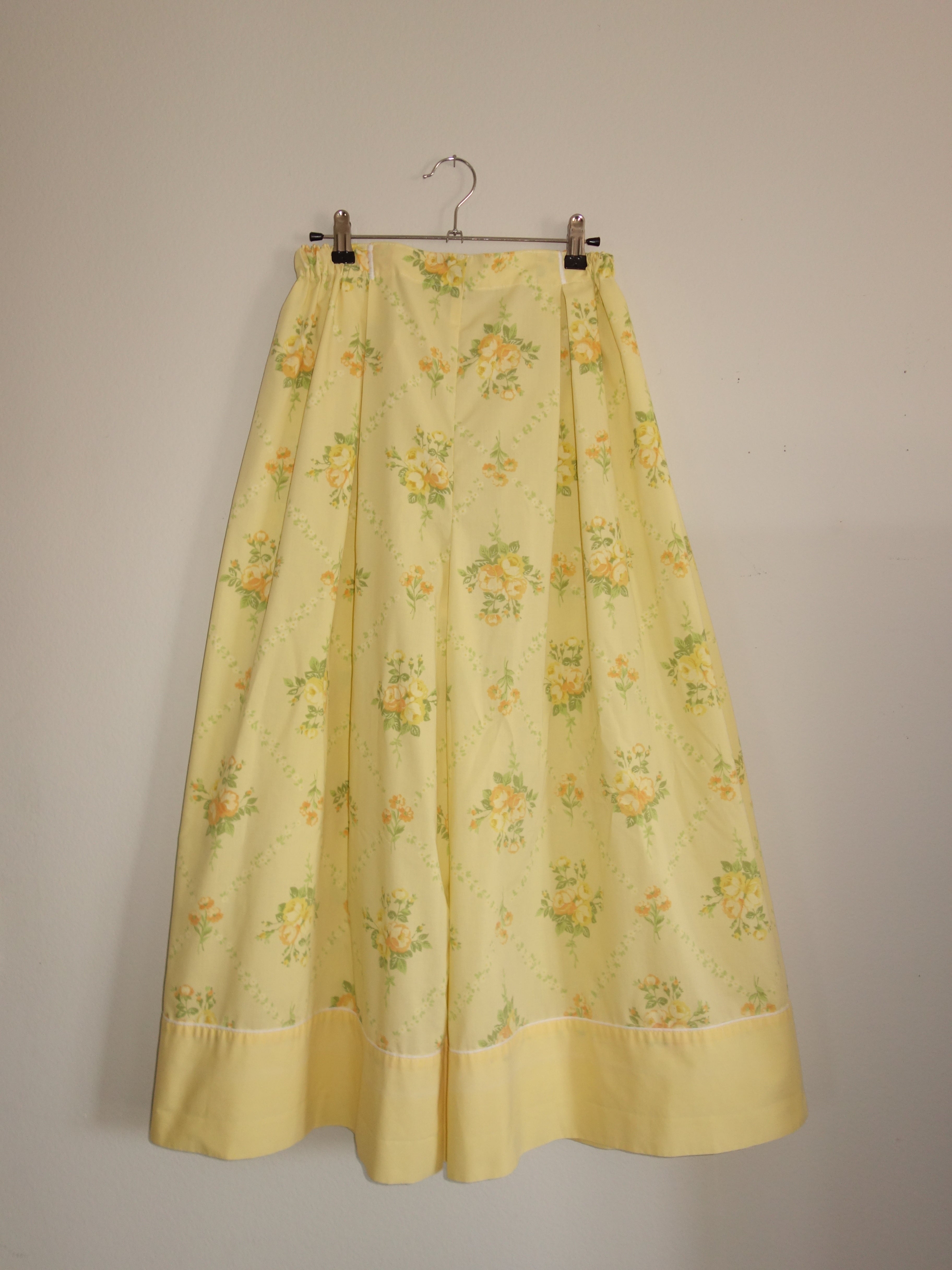 bold yellow cottage 𝑝𝑖𝑙𝑙𝑜𝑤 𝑝𝑎𝑛𝑡𝑠
