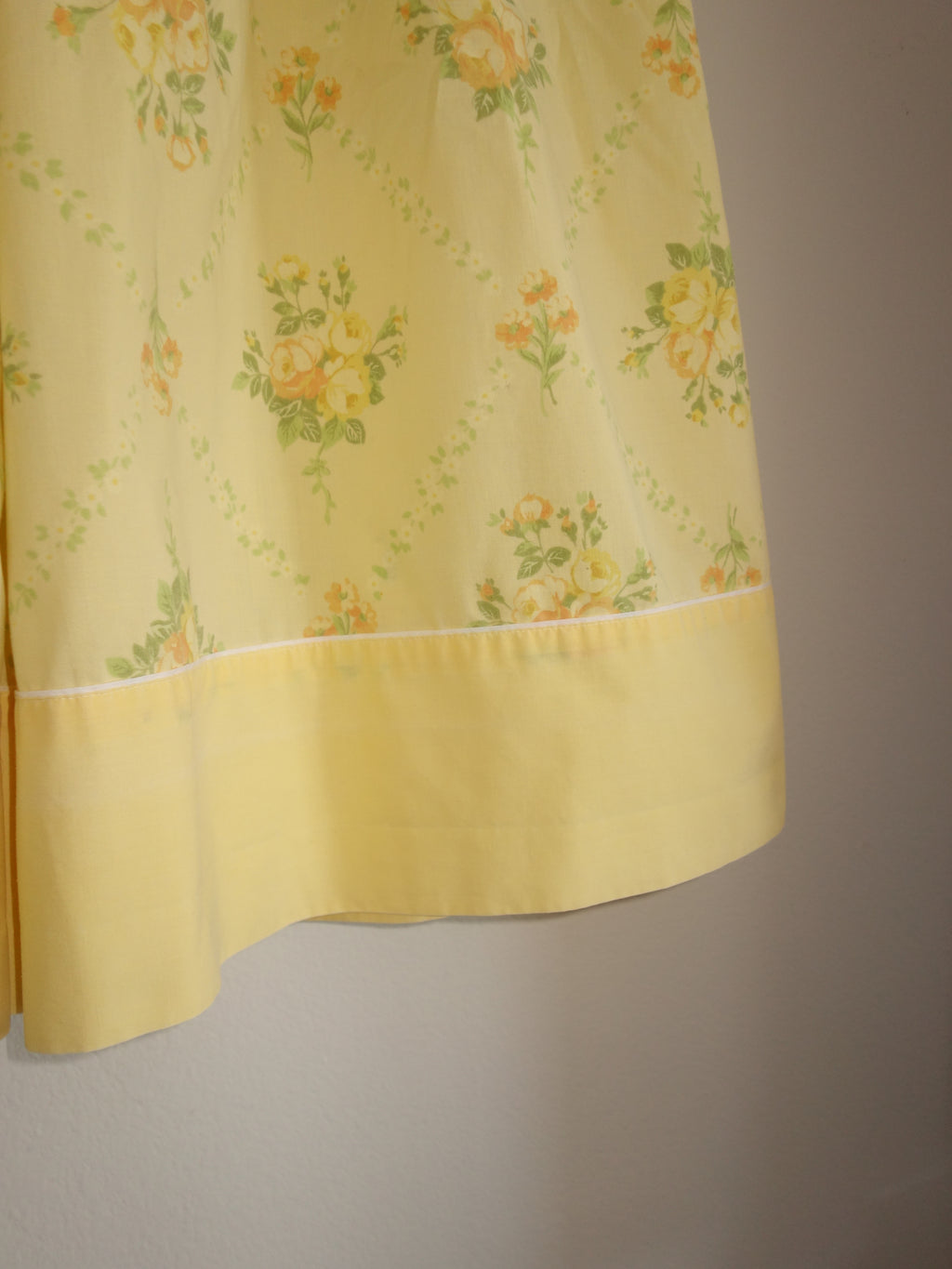 bold yellow cottage 𝑝𝑖𝑙𝑙𝑜𝑤 𝑝𝑎𝑛𝑡𝑠