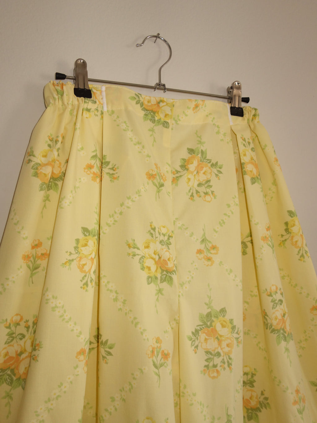 bold yellow cottage 𝑝𝑖𝑙𝑙𝑜𝑤 𝑝𝑎𝑛𝑡𝑠