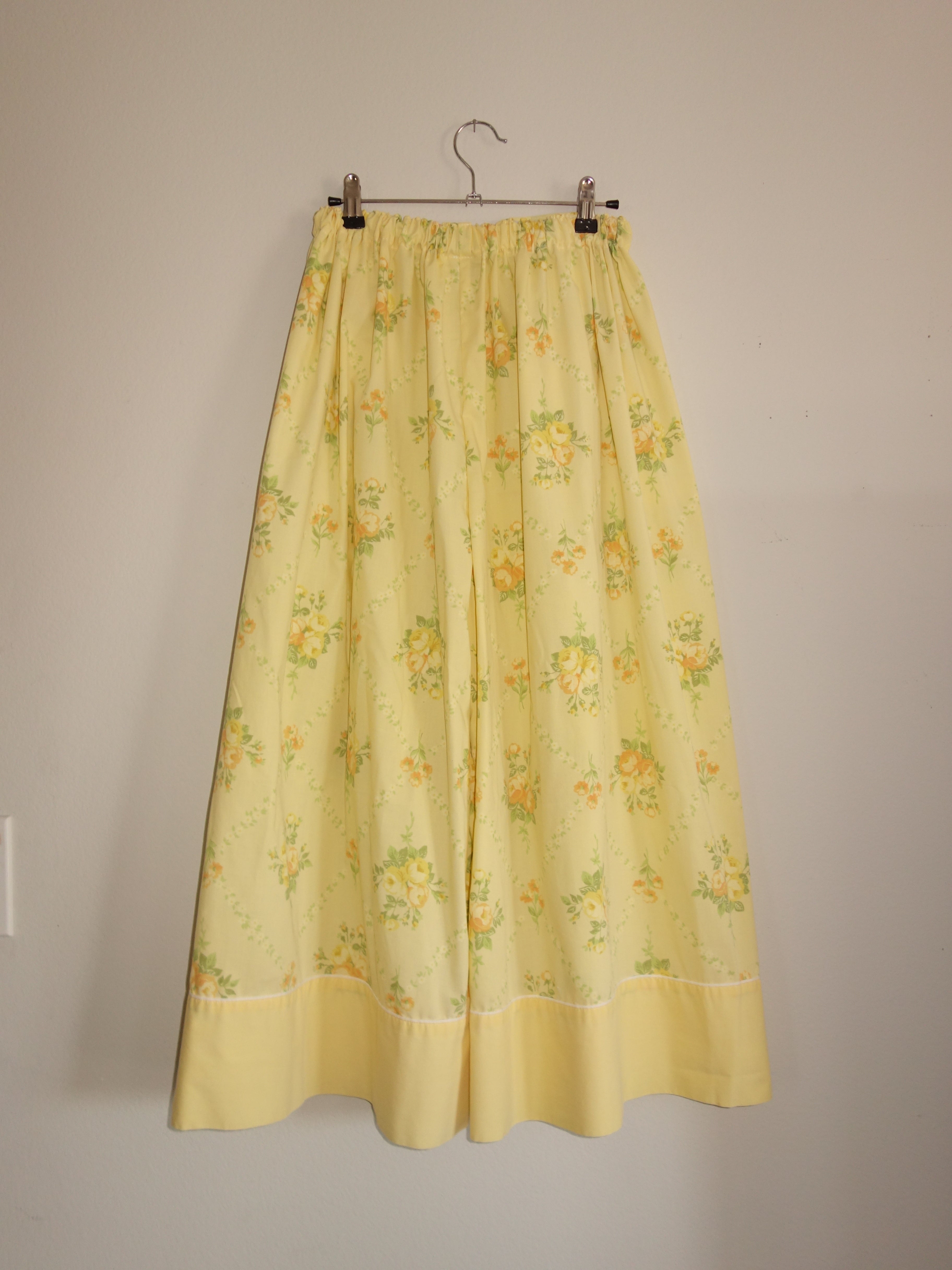 bold yellow cottage 𝑝𝑖𝑙𝑙𝑜𝑤 𝑝𝑎𝑛𝑡𝑠