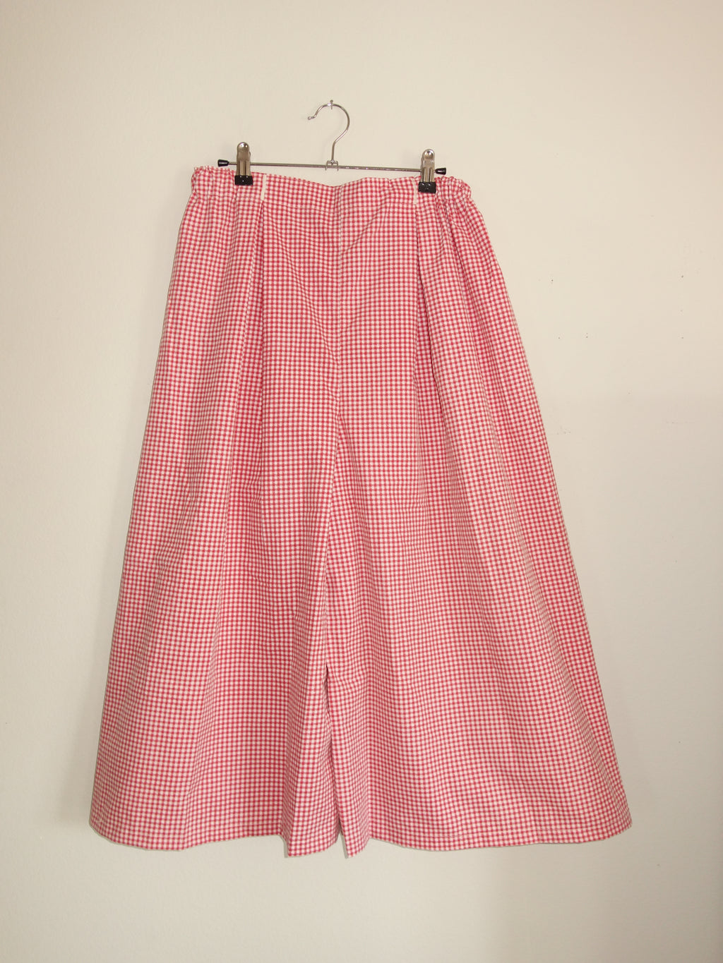 red gingham 𝑝𝑖𝑙𝑙𝑜𝑤 𝑝𝑎𝑛𝑡𝑠