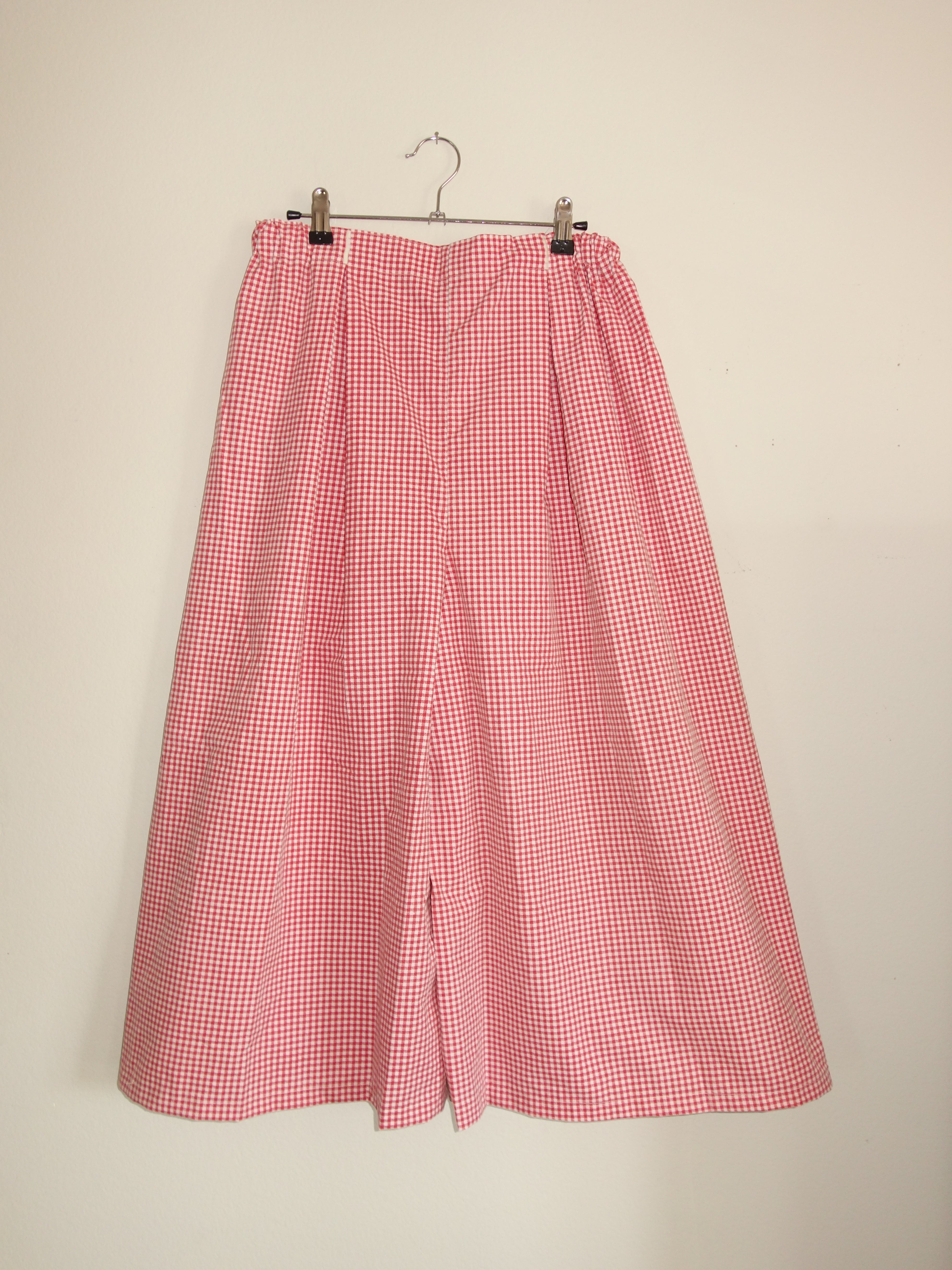 red gingham 𝑝𝑖𝑙𝑙𝑜𝑤 𝑝𝑎𝑛𝑡𝑠