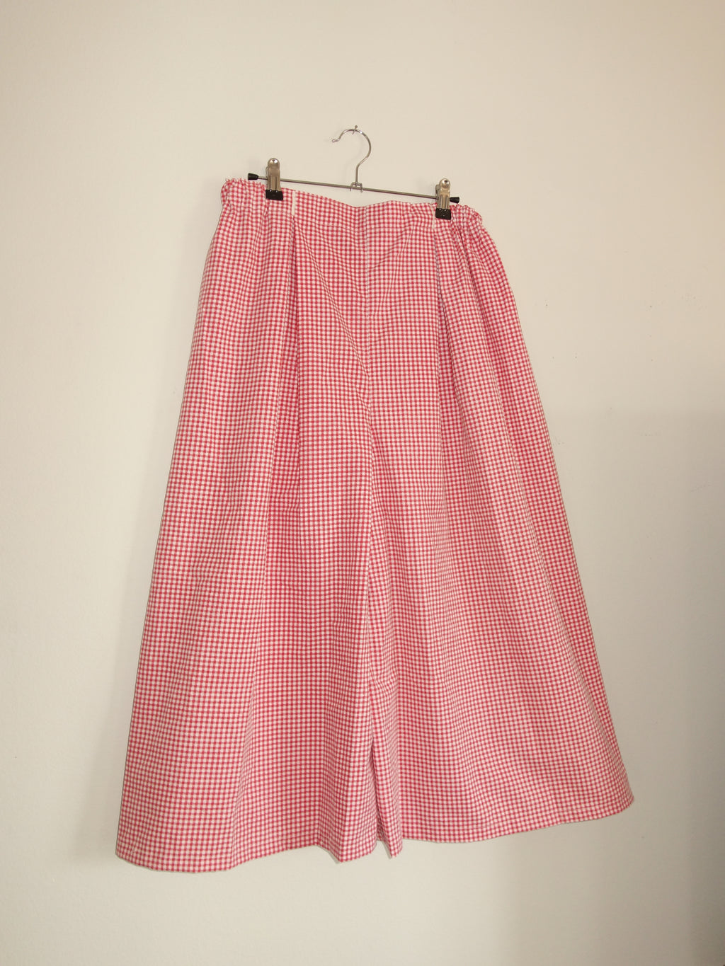 red gingham 𝑝𝑖𝑙𝑙𝑜𝑤 𝑝𝑎𝑛𝑡𝑠