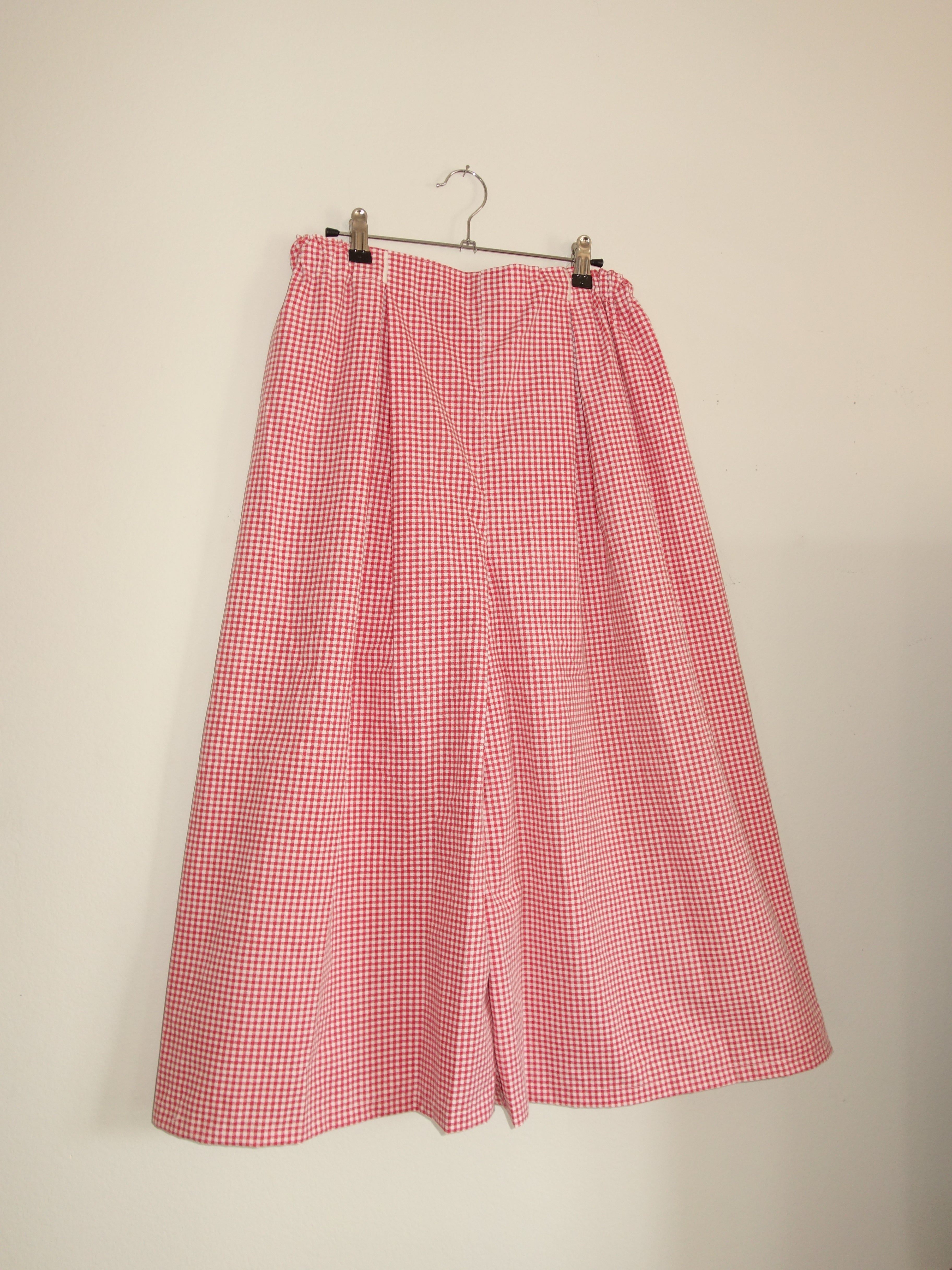 red gingham 𝑝𝑖𝑙𝑙𝑜𝑤 𝑝𝑎𝑛𝑡𝑠