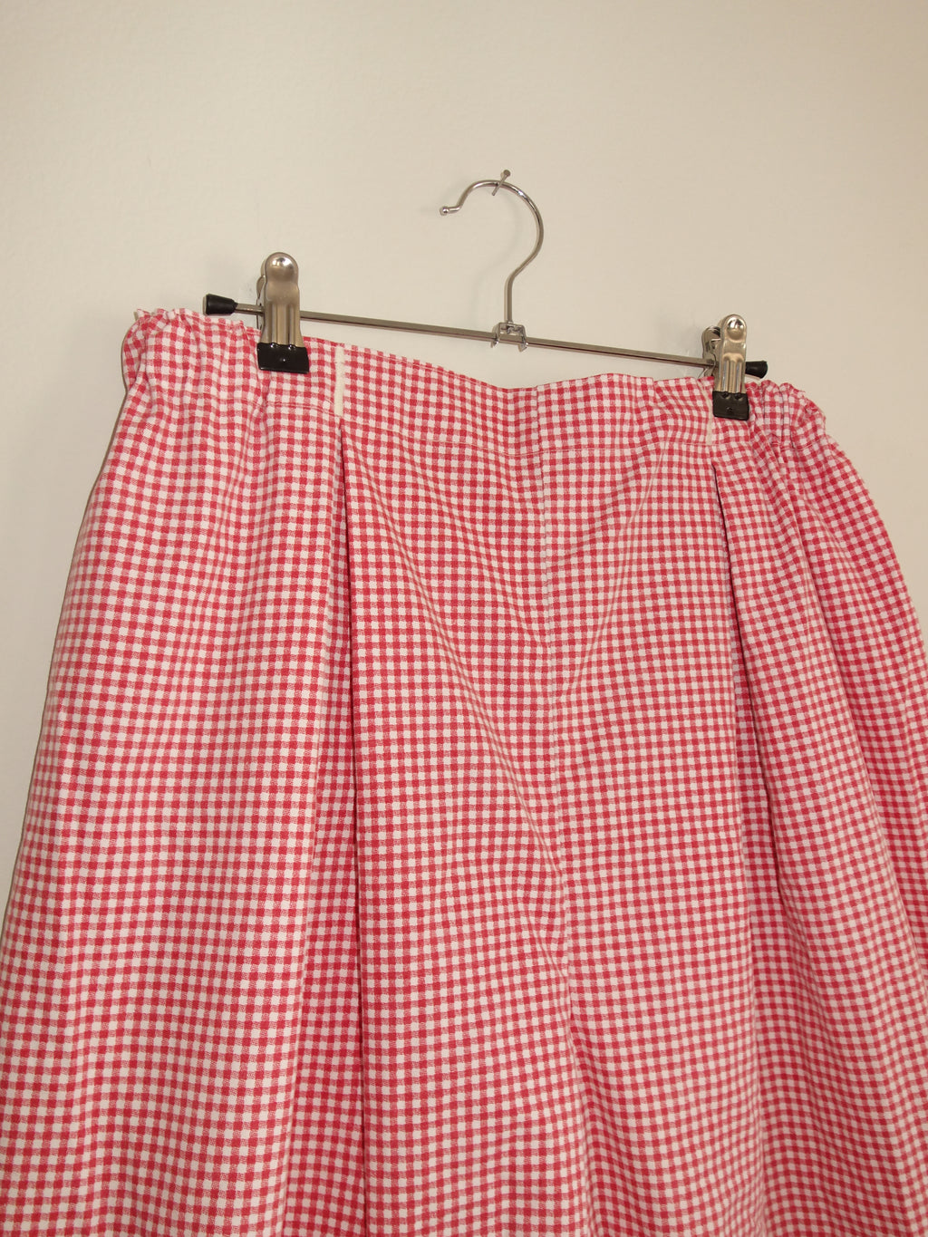 red gingham 𝑝𝑖𝑙𝑙𝑜𝑤 𝑝𝑎𝑛𝑡𝑠
