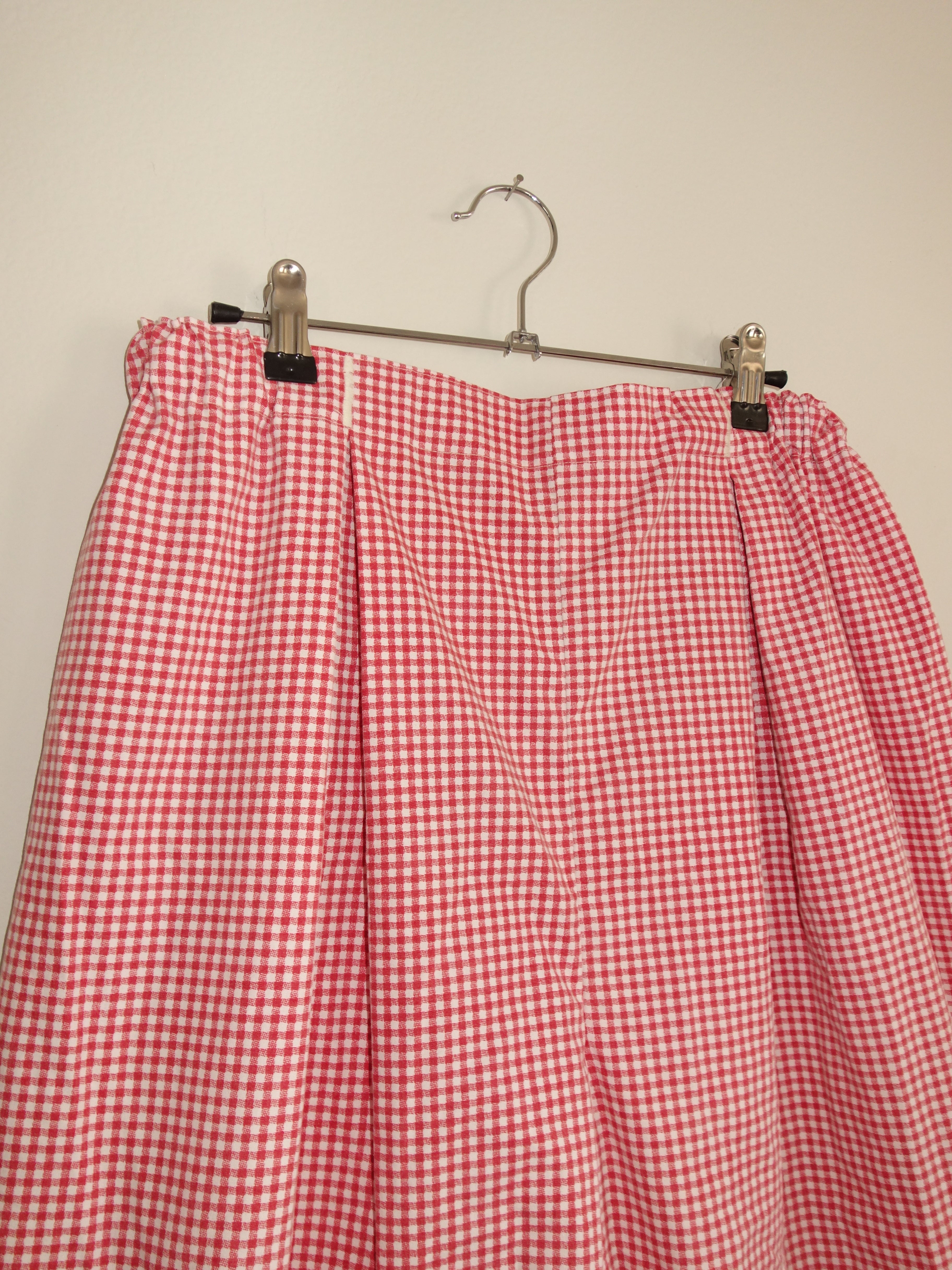 red gingham 𝑝𝑖𝑙𝑙𝑜𝑤 𝑝𝑎𝑛𝑡𝑠