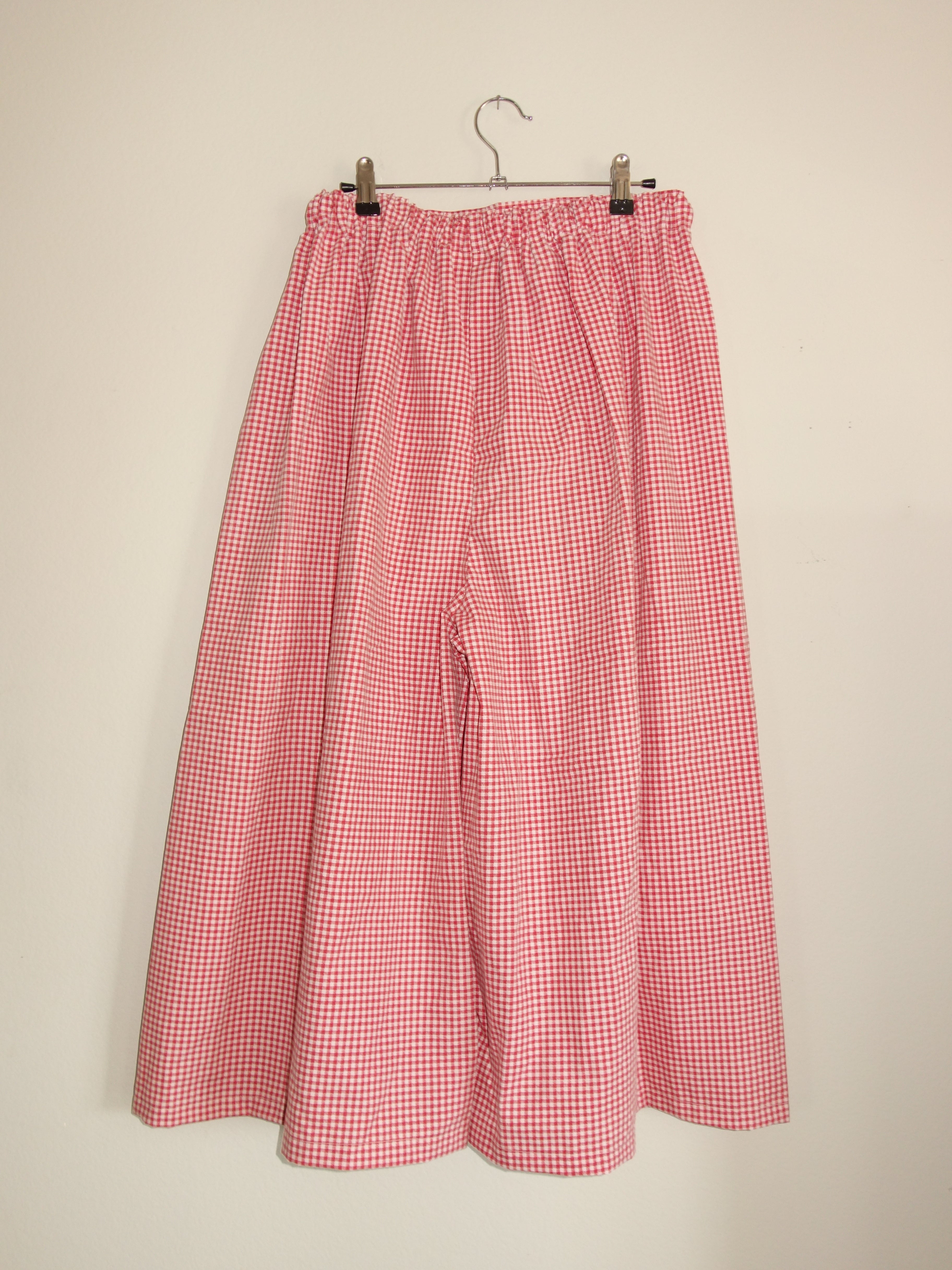 red gingham 𝑝𝑖𝑙𝑙𝑜𝑤 𝑝𝑎𝑛𝑡𝑠