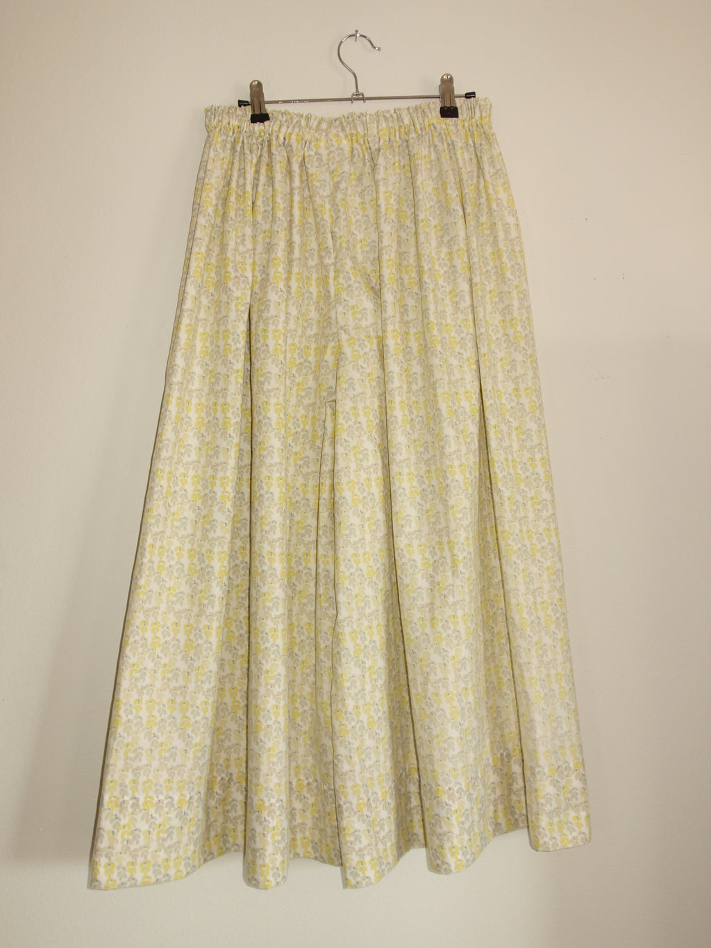 [tall] yellow flower field 𝑝𝑖𝑙𝑙𝑜𝑤 𝑝𝑎𝑛𝑡𝑠