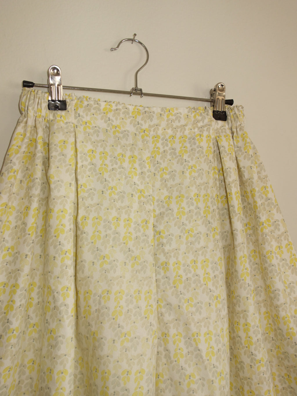 yellow flower field 𝑝𝑖𝑙𝑙𝑜𝑤 𝑝𝑎𝑛𝑡𝑠