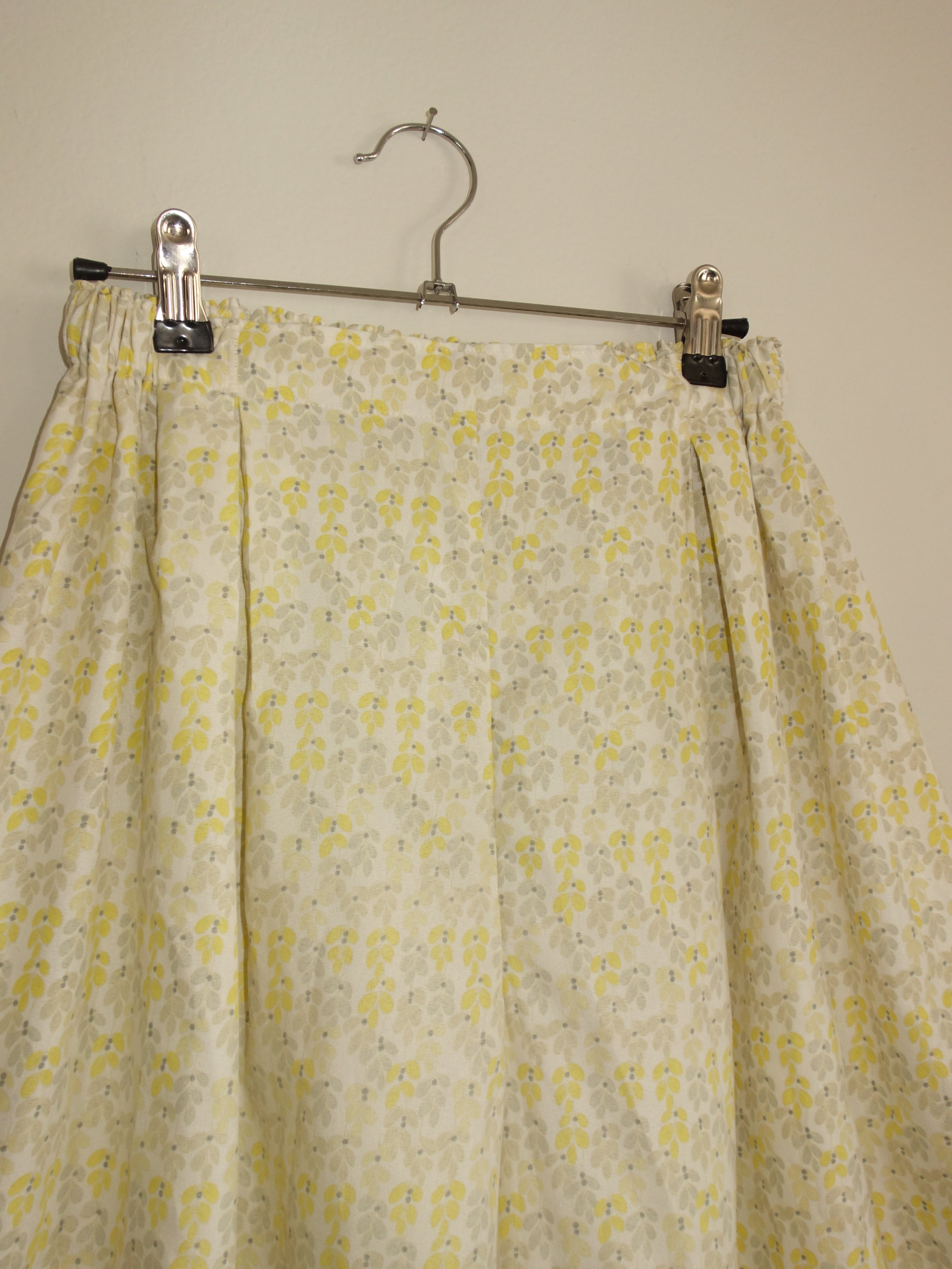 yellow flower field 𝑝𝑖𝑙𝑙𝑜𝑤 𝑝𝑎𝑛𝑡𝑠