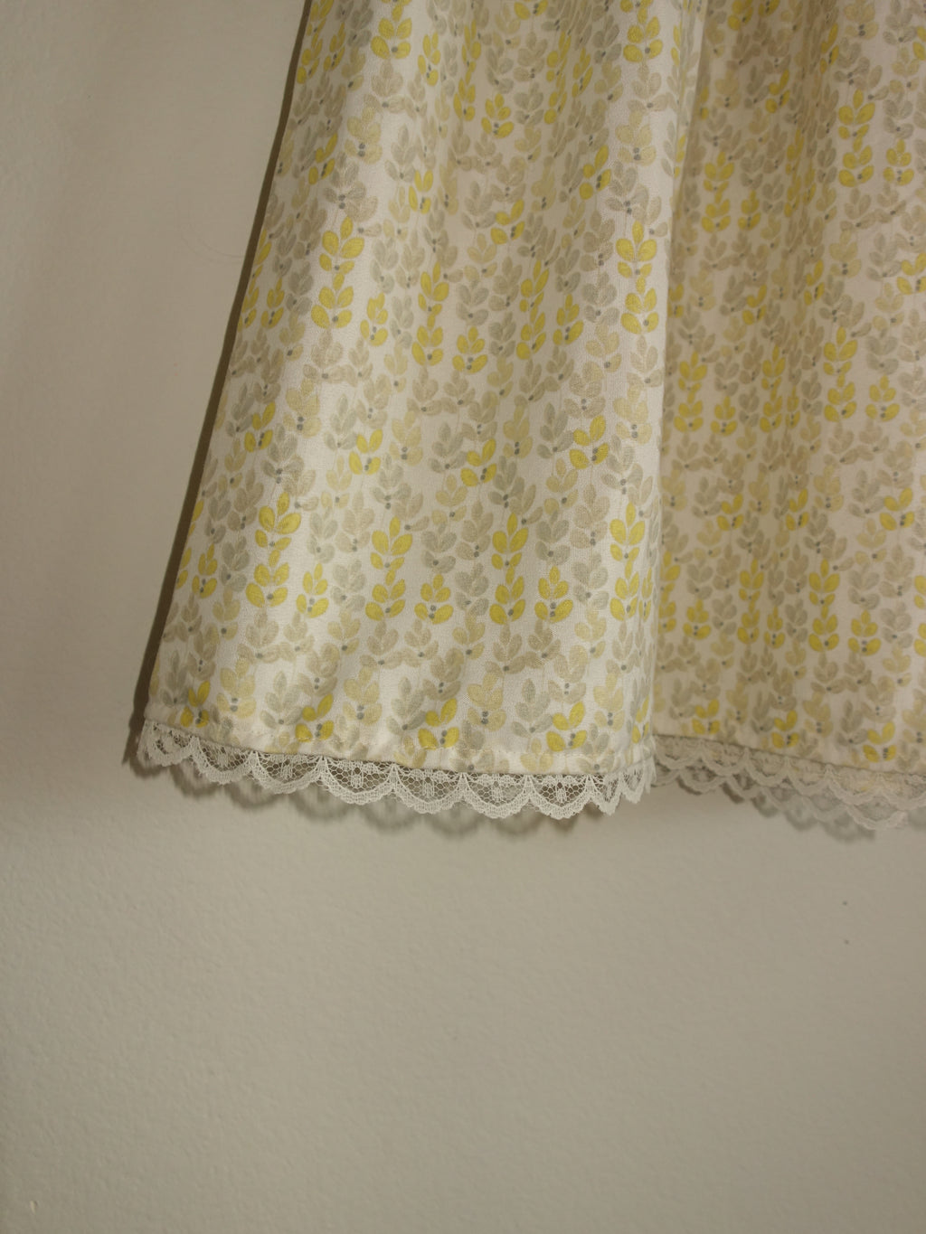 yellow flower field 𝑝𝑖𝑙𝑙𝑜𝑤 𝑝𝑎𝑛𝑡𝑠 w lace trim