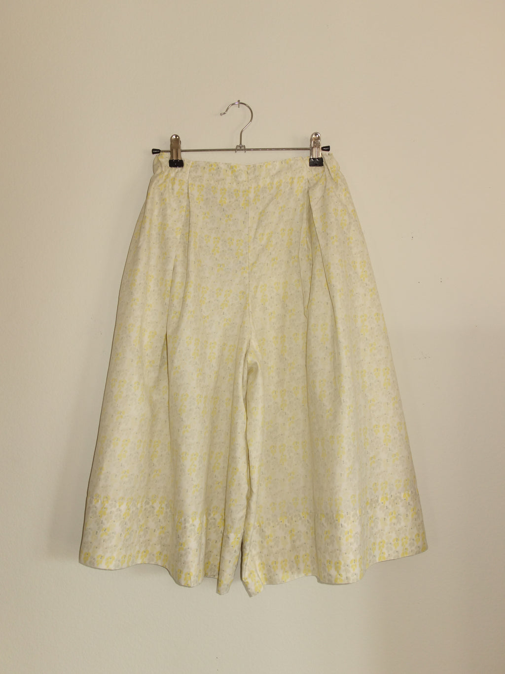 faded yellow flower field 𝑝𝑖𝑙𝑙𝑜𝑤 𝑝𝑎𝑛𝑡𝑠