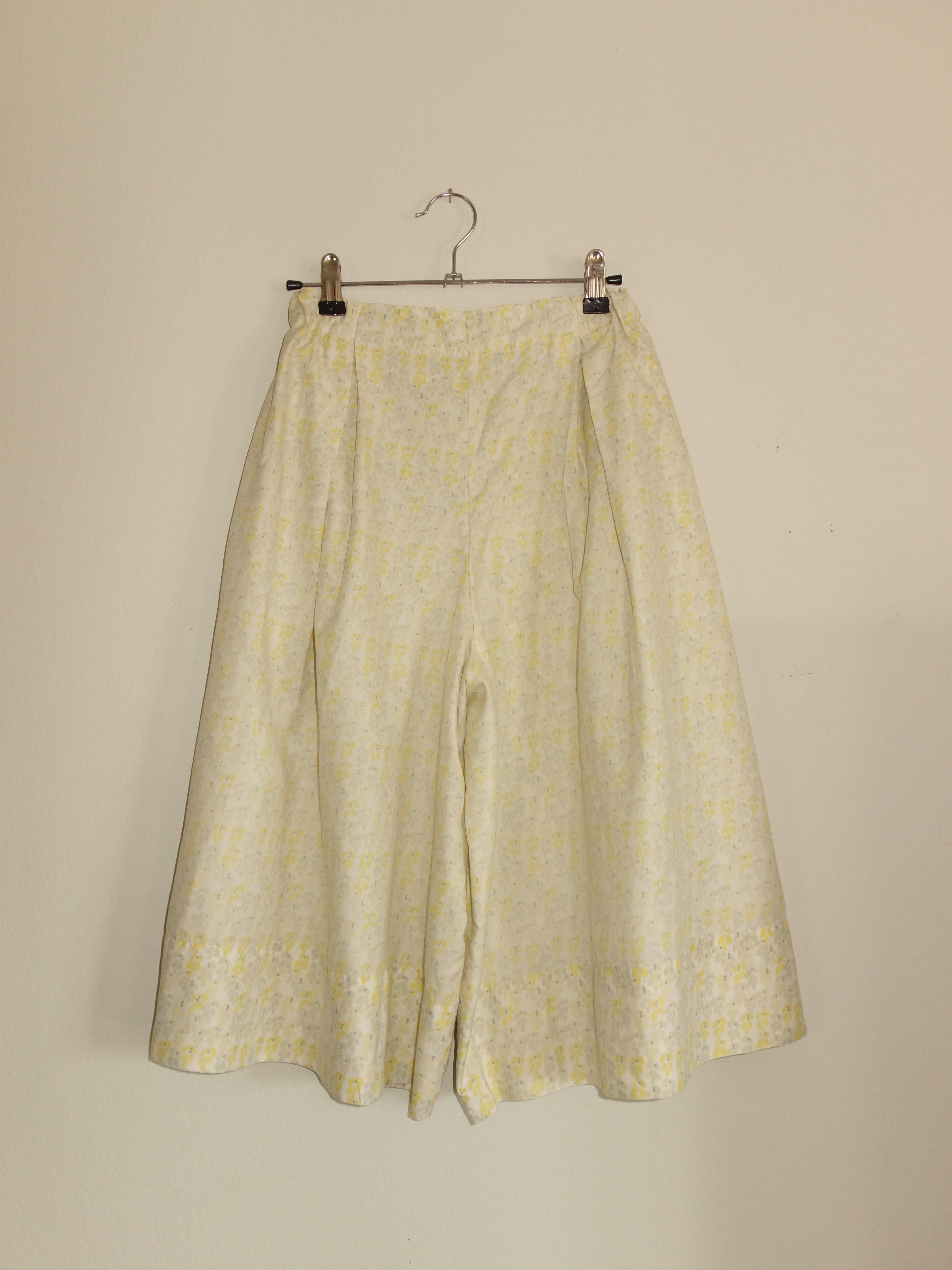 faded yellow flower field 𝑝𝑖𝑙𝑙𝑜𝑤 𝑝𝑎𝑛𝑡𝑠