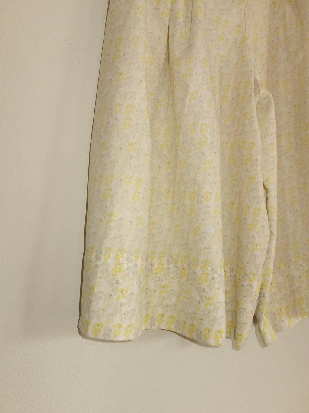 faded yellow flower field 𝑝𝑖𝑙𝑙𝑜𝑤 𝑝𝑎𝑛𝑡𝑠