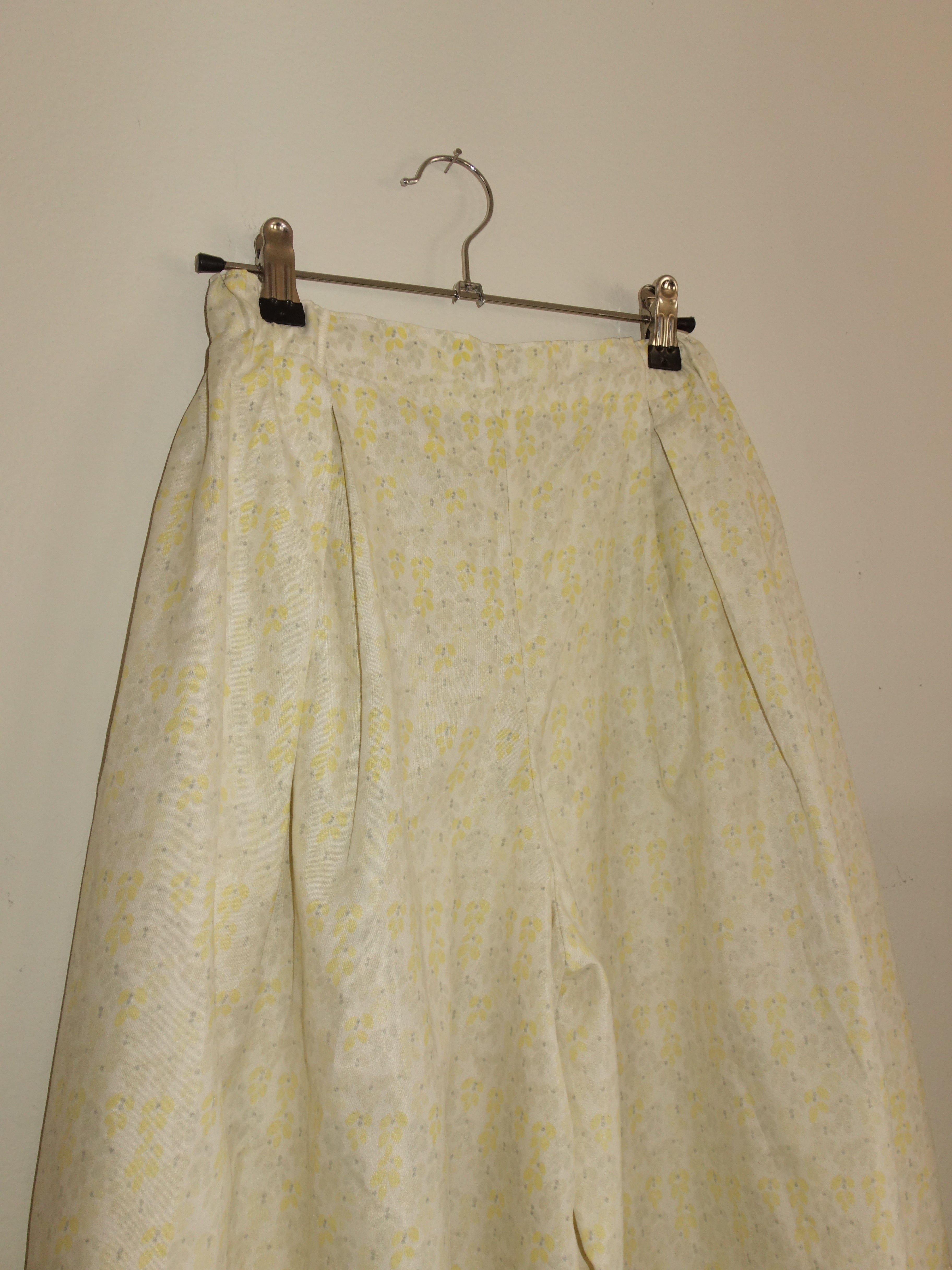faded yellow flower field 𝑝𝑖𝑙𝑙𝑜𝑤 𝑝𝑎𝑛𝑡𝑠