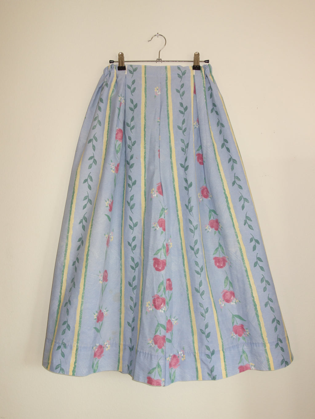 blue flower stripes 𝑝𝑖𝑙𝑙𝑜𝑤 𝑝𝑎𝑛𝑡𝑠