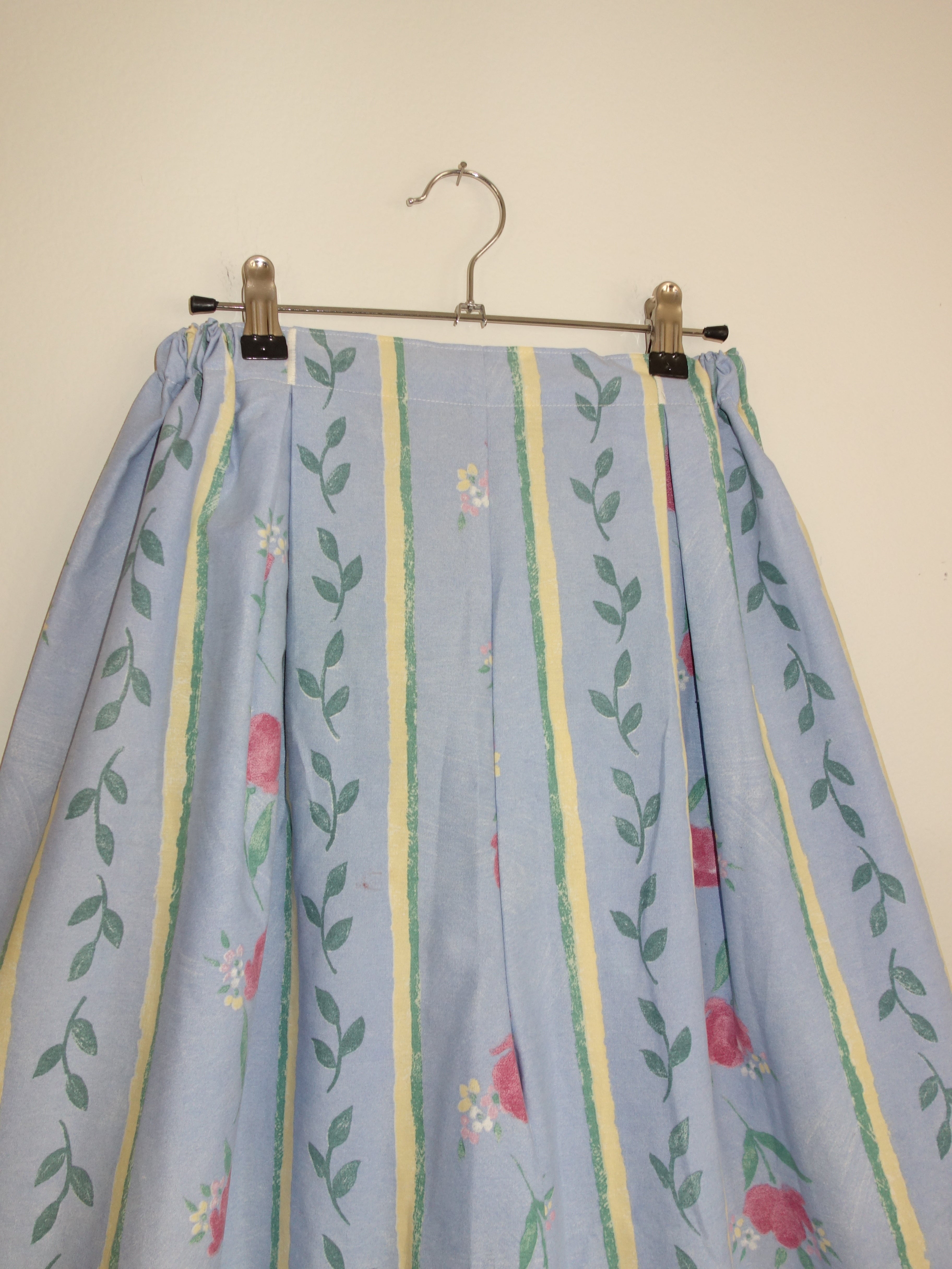blue flower stripes 𝑝𝑖𝑙𝑙𝑜𝑤 𝑝𝑎𝑛𝑡𝑠