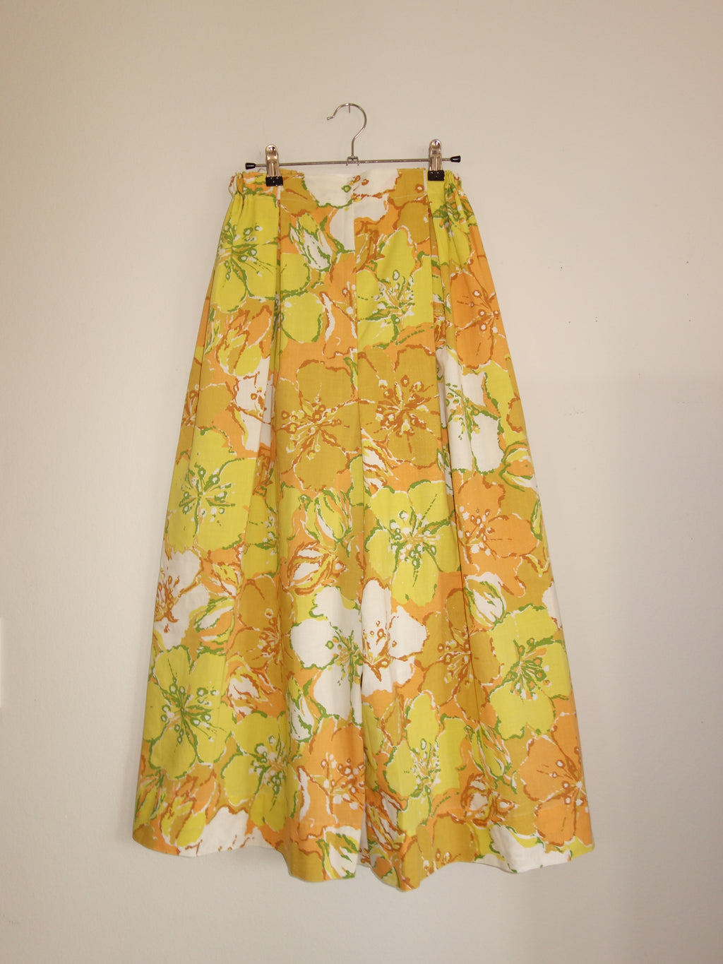 70s bold floral 𝑝𝑖𝑙𝑙𝑜𝑤 𝑝𝑎𝑛𝑡𝑠