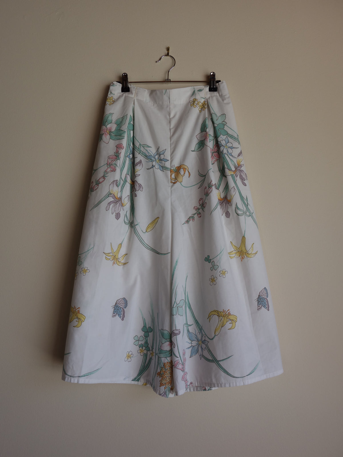 lilies & butterflies 𝑝𝑖𝑙𝑙𝑜𝑤 𝑝𝑎𝑛𝑡𝑠