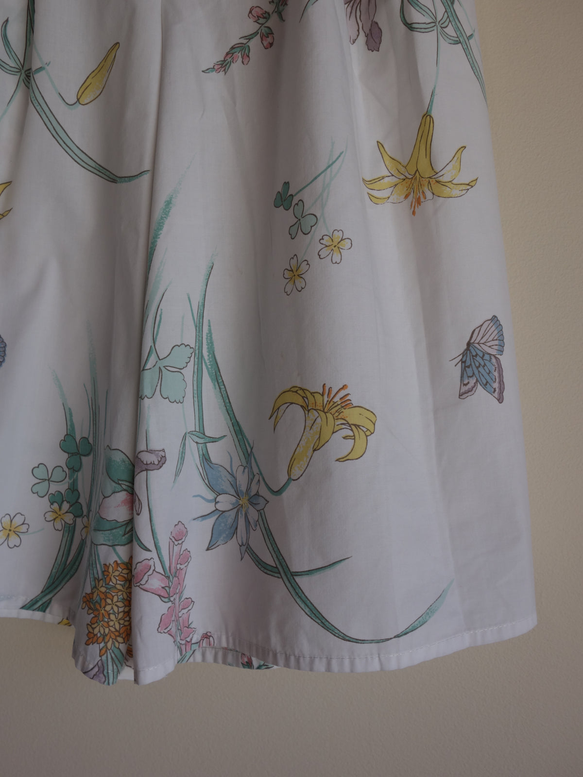lilies & butterflies 𝑝𝑖𝑙𝑙𝑜𝑤 𝑝𝑎𝑛𝑡𝑠