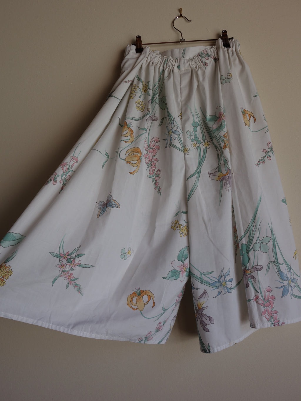 lilies & butterflies 𝑝𝑖𝑙𝑙𝑜𝑤 𝑝𝑎𝑛𝑡𝑠