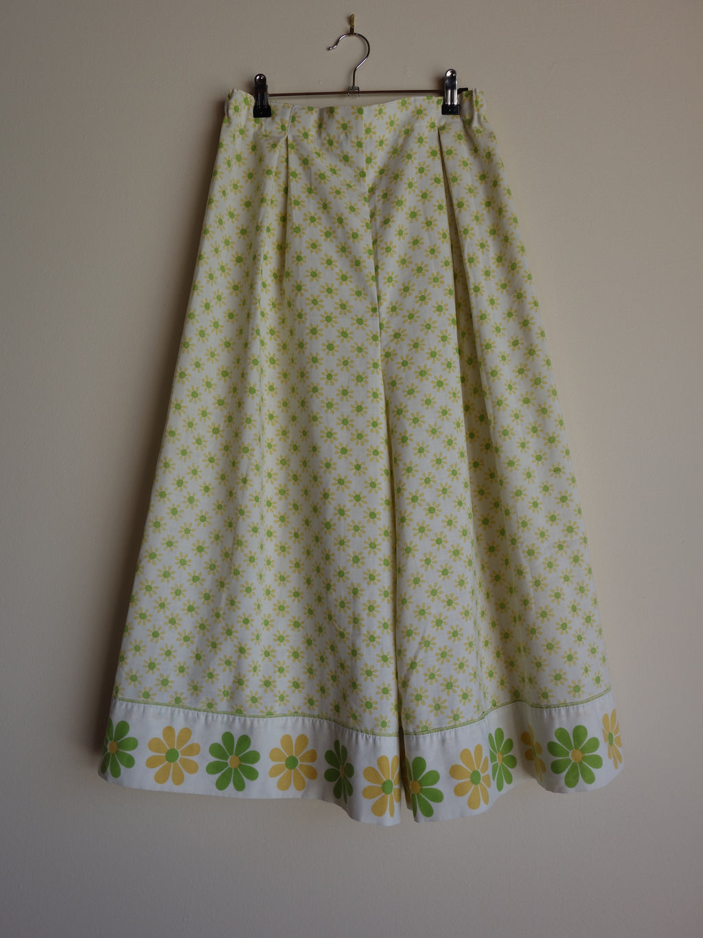 retro flowers 𝑝𝑖𝑙𝑙𝑜𝑤 𝑝𝑎𝑛𝑡𝑠