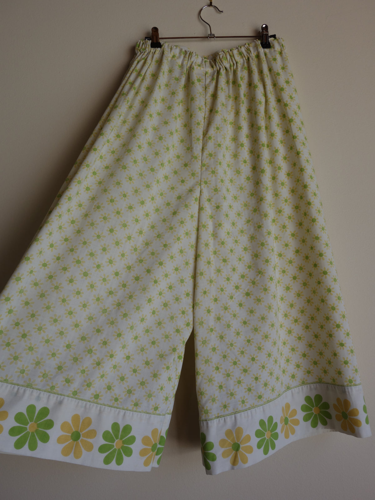 retro flowers 𝑝𝑖𝑙𝑙𝑜𝑤 𝑝𝑎𝑛𝑡𝑠