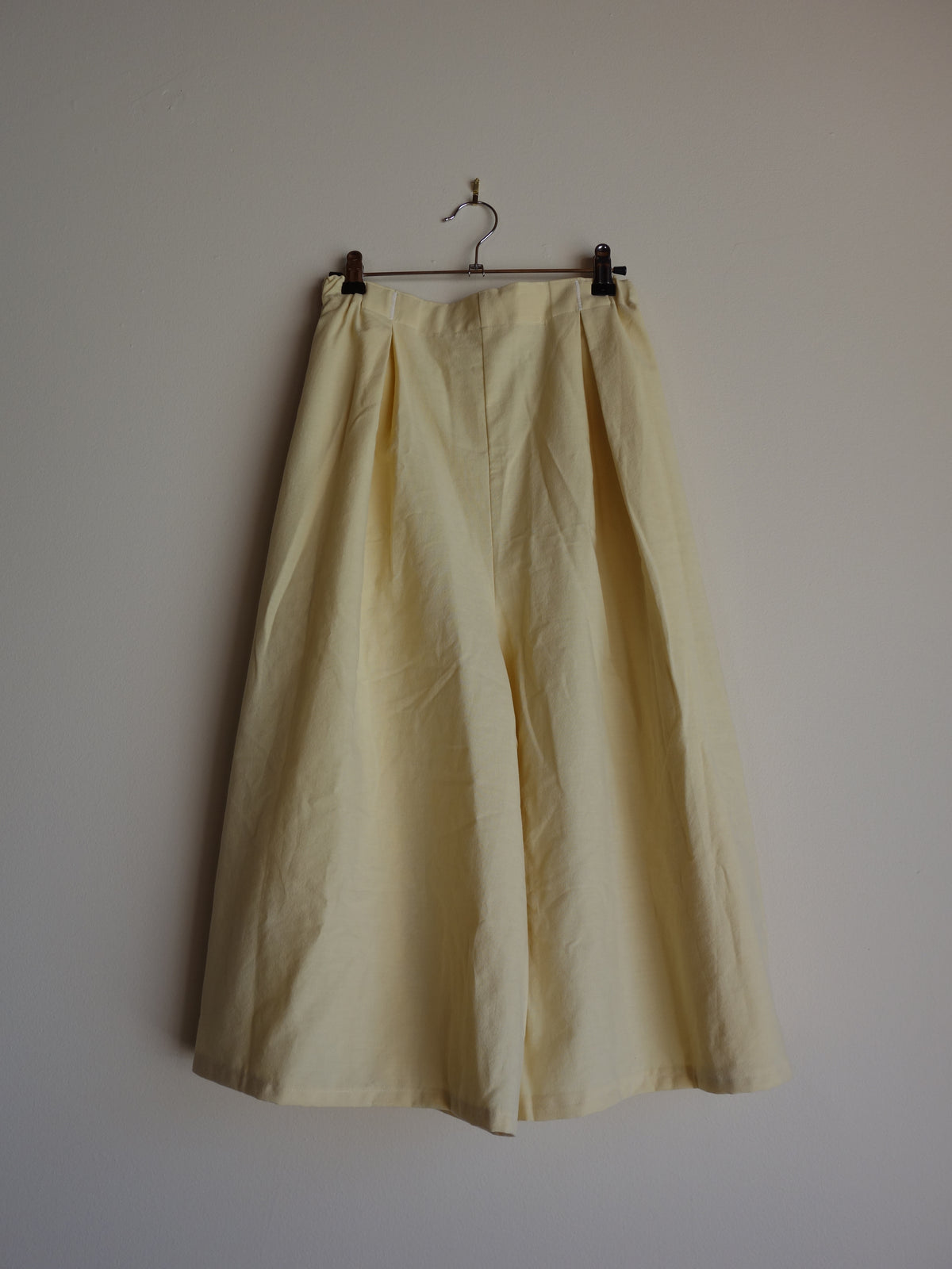 yellow cotton 𝑝𝑖𝑙𝑙𝑜𝑤 𝑝𝑎𝑛𝑡𝑠