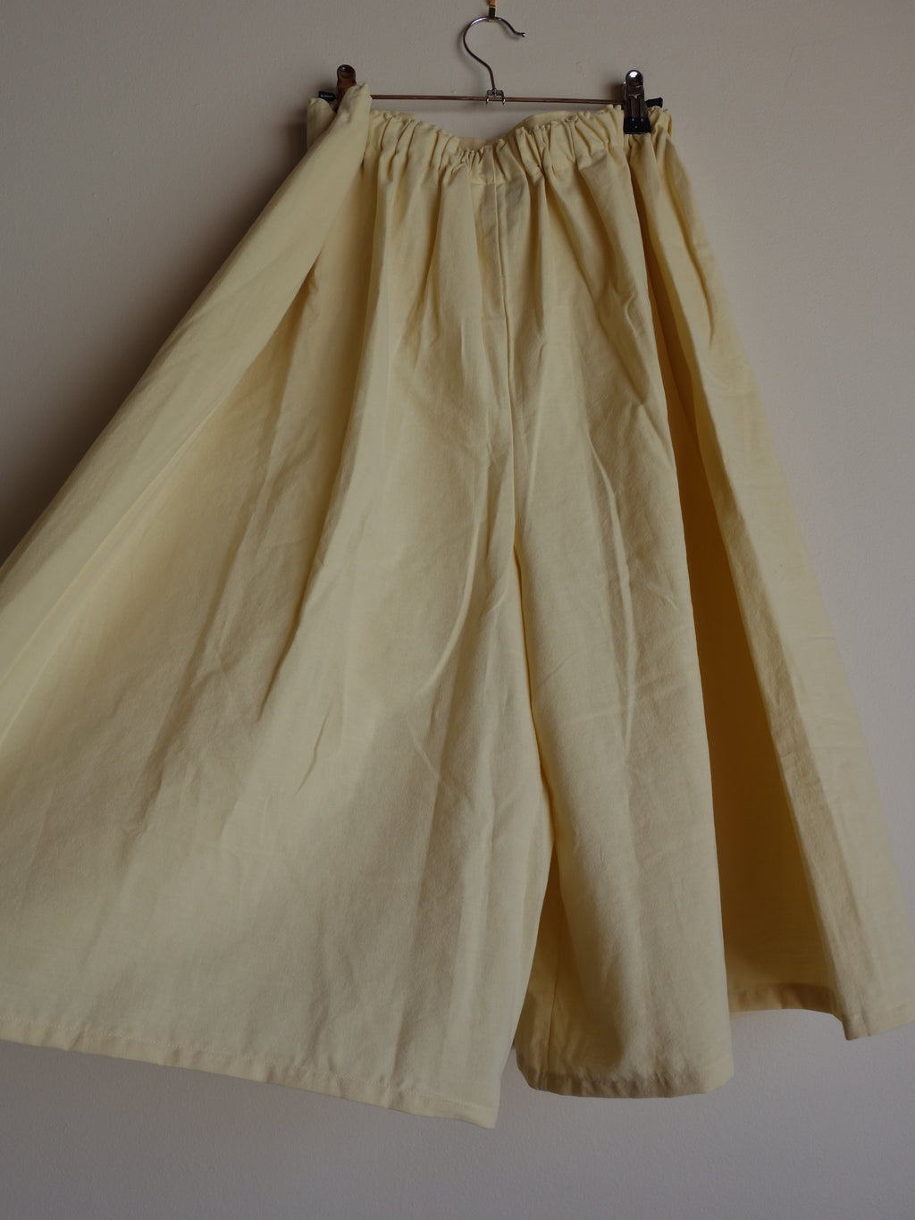 yellow cotton 𝑝𝑖𝑙𝑙𝑜𝑤 𝑝𝑎𝑛𝑡𝑠