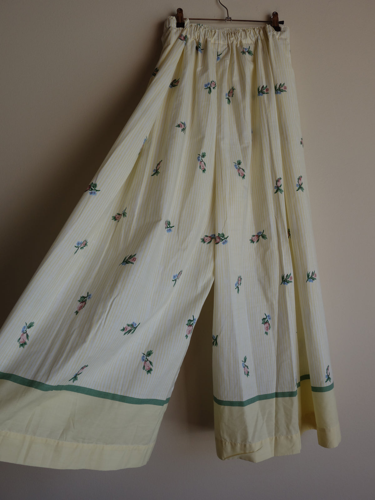 [tall] striped bouquet 𝑝𝑖𝑙𝑙𝑜𝑤 𝑝𝑎𝑛𝑡𝑠