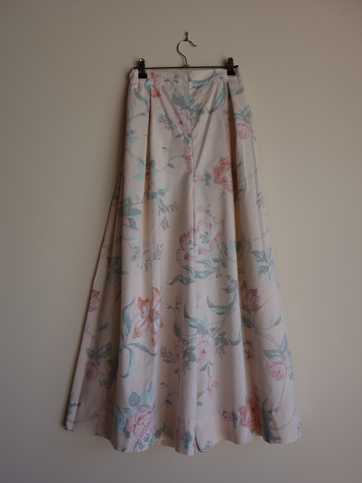 [tall] peach roses 𝑝𝑖𝑙𝑙𝑜𝑤 𝑝𝑎𝑛𝑡𝑠