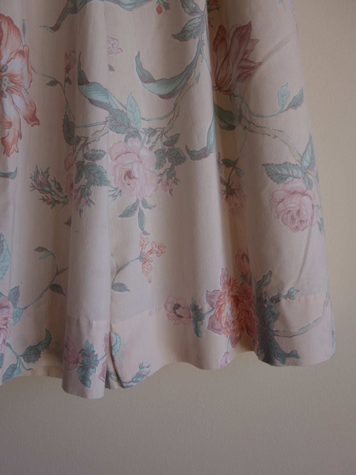 [tall] peach roses 𝑝𝑖𝑙𝑙𝑜𝑤 𝑝𝑎𝑛𝑡𝑠
