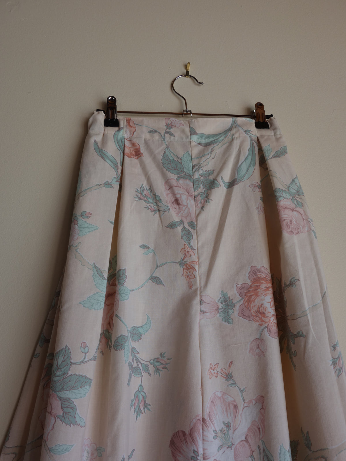 [tall] peach roses 𝑝𝑖𝑙𝑙𝑜𝑤 𝑝𝑎𝑛𝑡𝑠