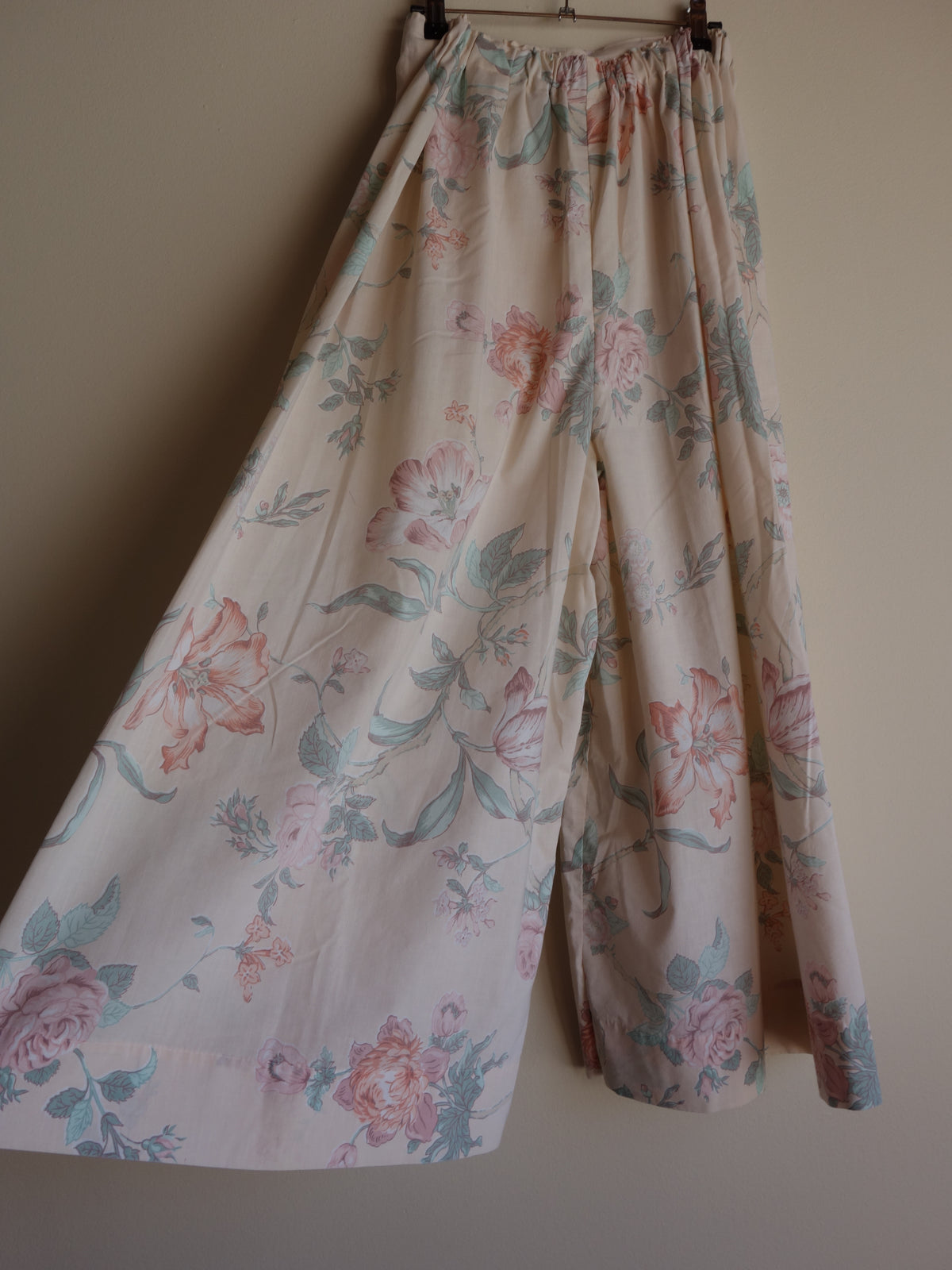 [tall] peach roses 𝑝𝑖𝑙𝑙𝑜𝑤 𝑝𝑎𝑛𝑡𝑠