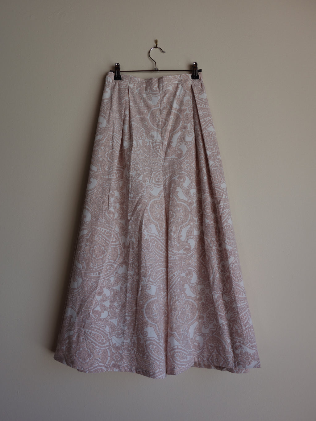 pink paisley 𝑝𝑖𝑙𝑙𝑜𝑤 𝑝𝑎𝑛𝑡𝑠