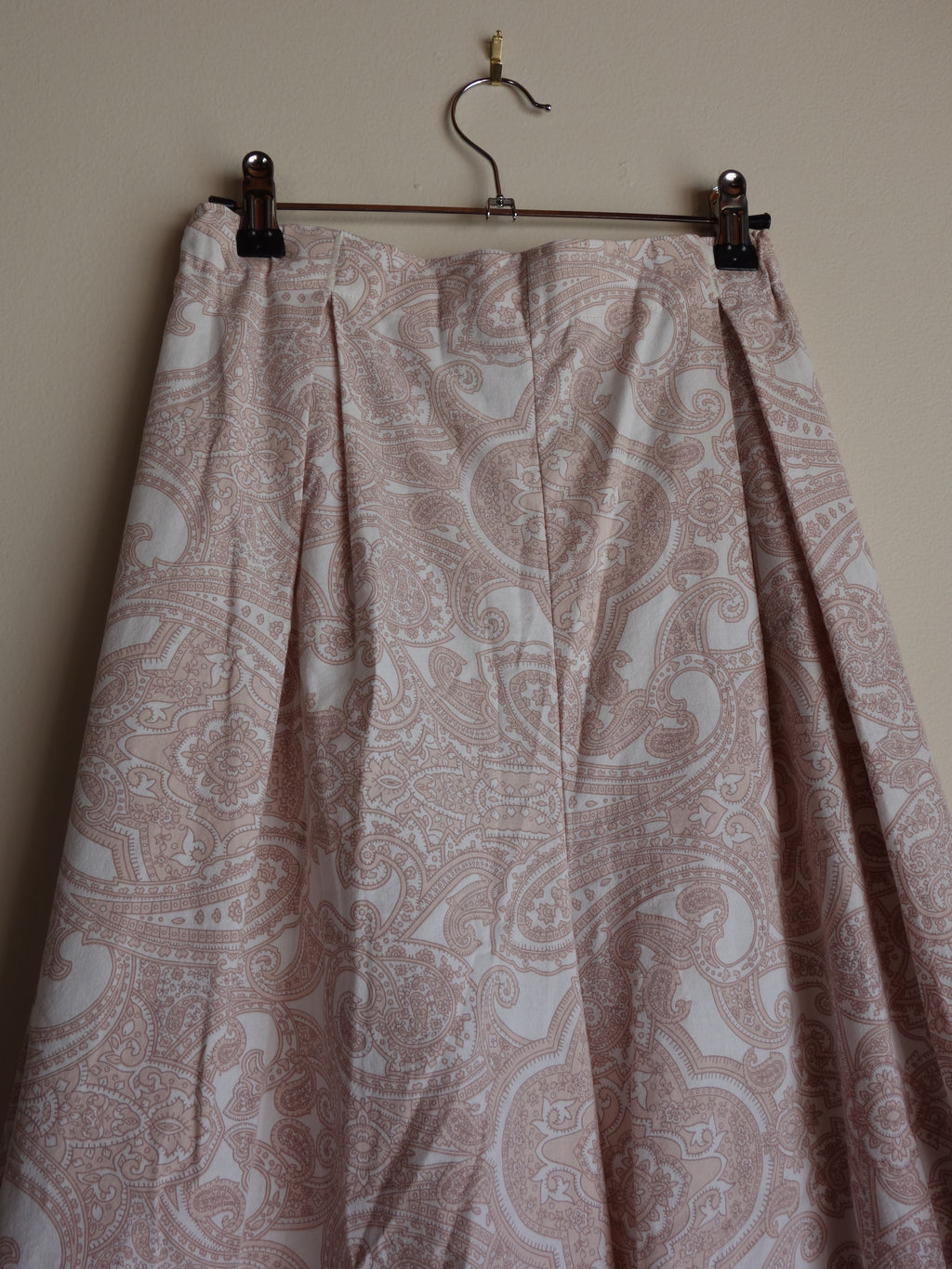 pink paisley 𝑝𝑖𝑙𝑙𝑜𝑤 𝑝𝑎𝑛𝑡𝑠
