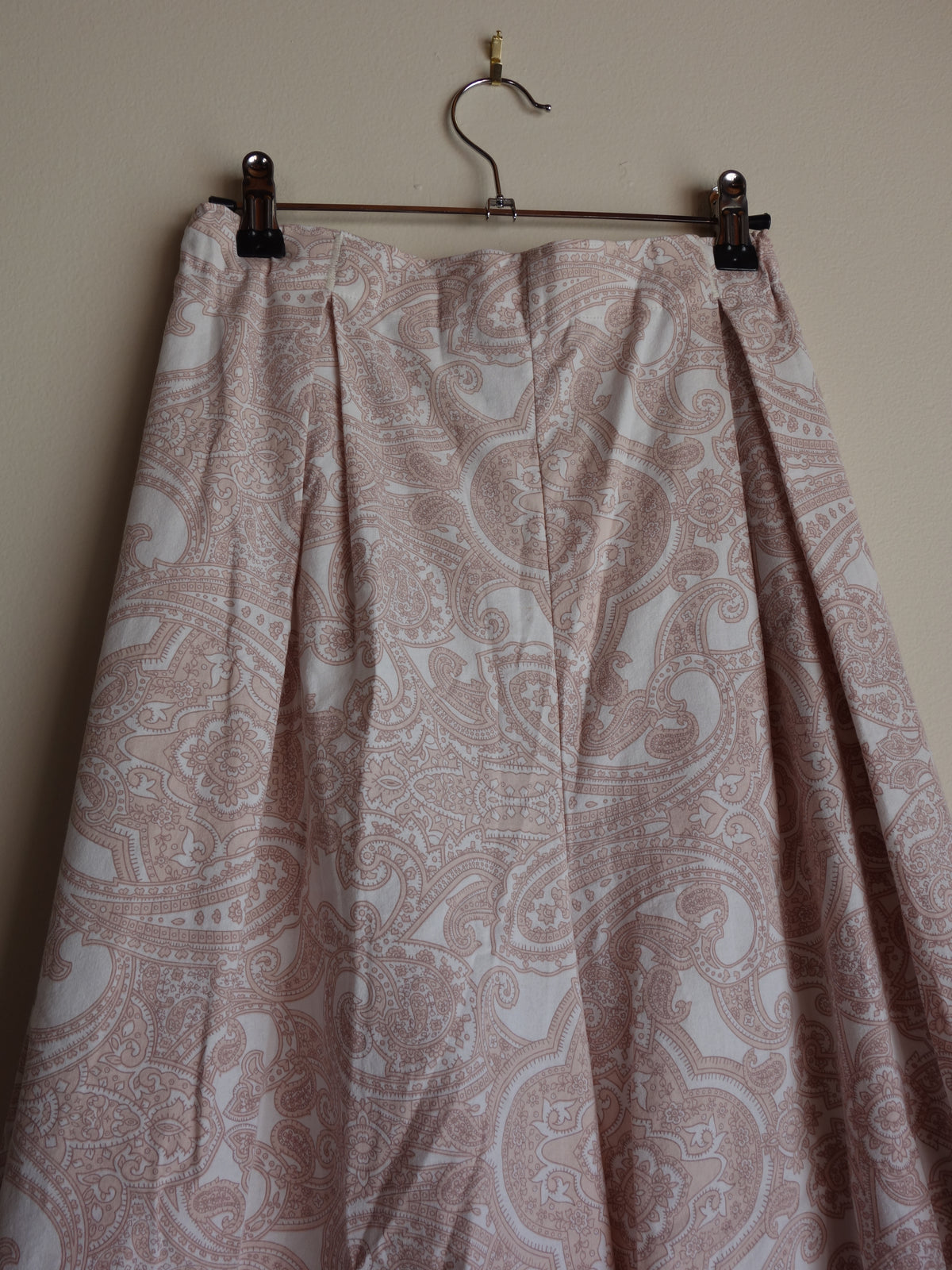 pink paisley 𝑝𝑖𝑙𝑙𝑜𝑤 𝑝𝑎𝑛𝑡𝑠