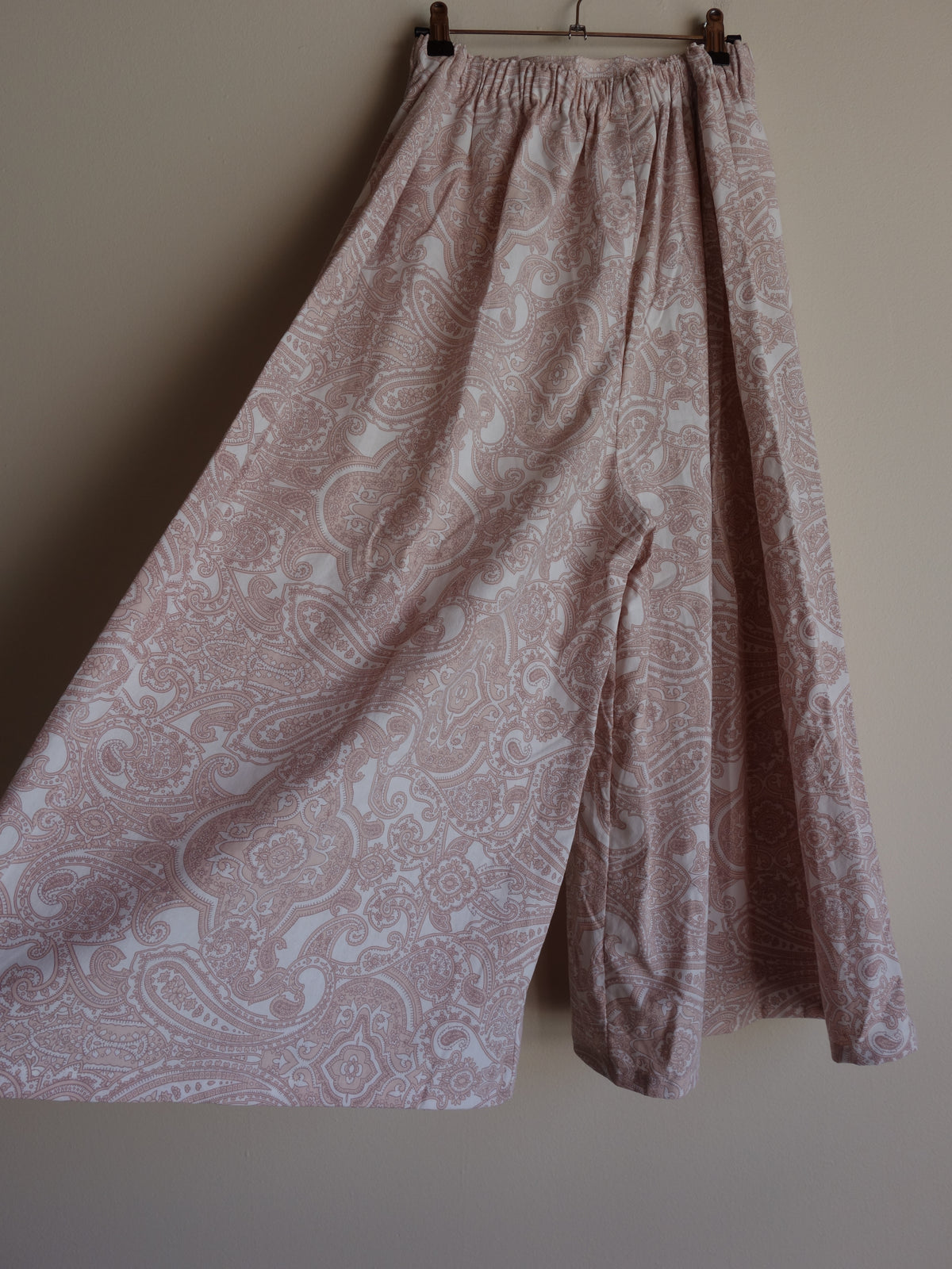 pink paisley 𝑝𝑖𝑙𝑙𝑜𝑤 𝑝𝑎𝑛𝑡𝑠
