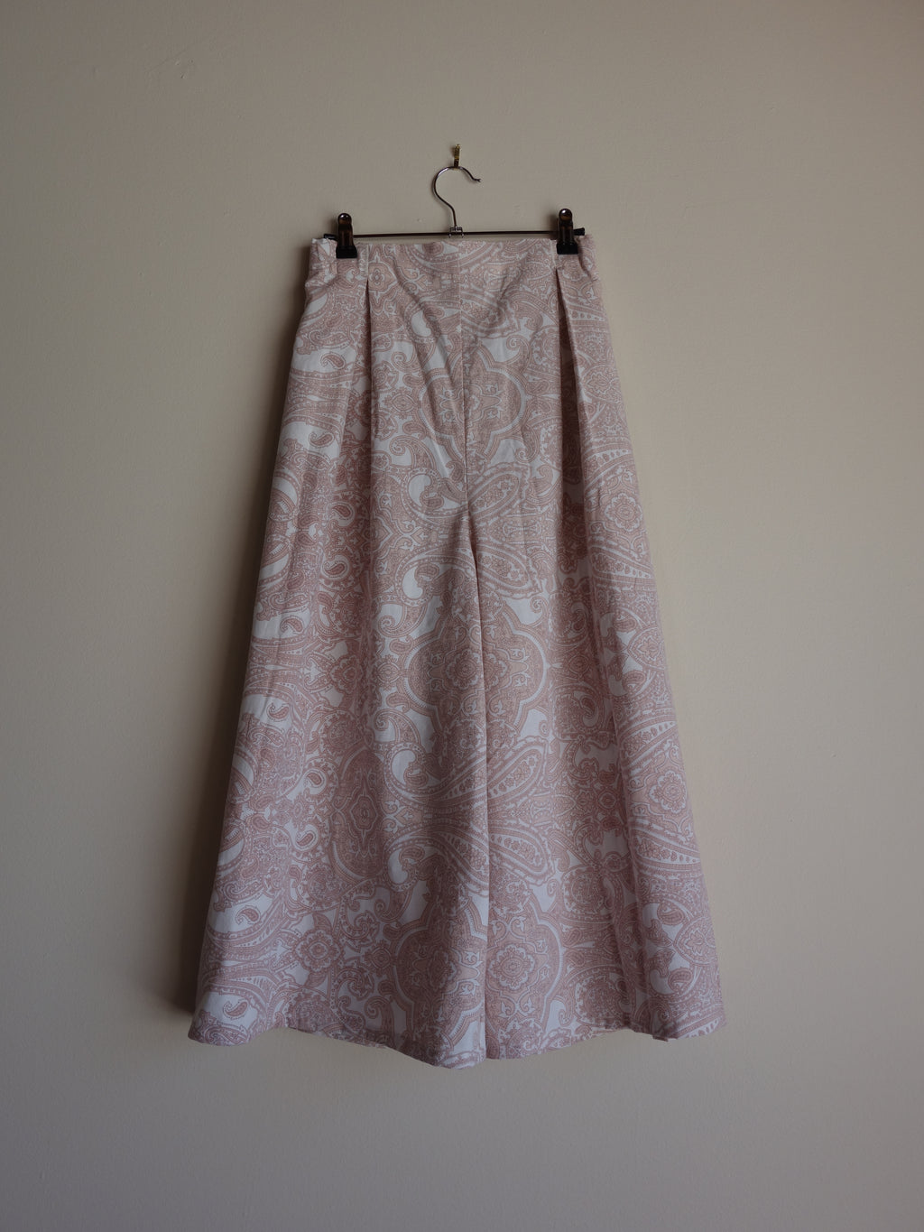 pink paisley 𝑝𝑖𝑙𝑙𝑜𝑤 𝑝𝑎𝑛𝑡𝑠