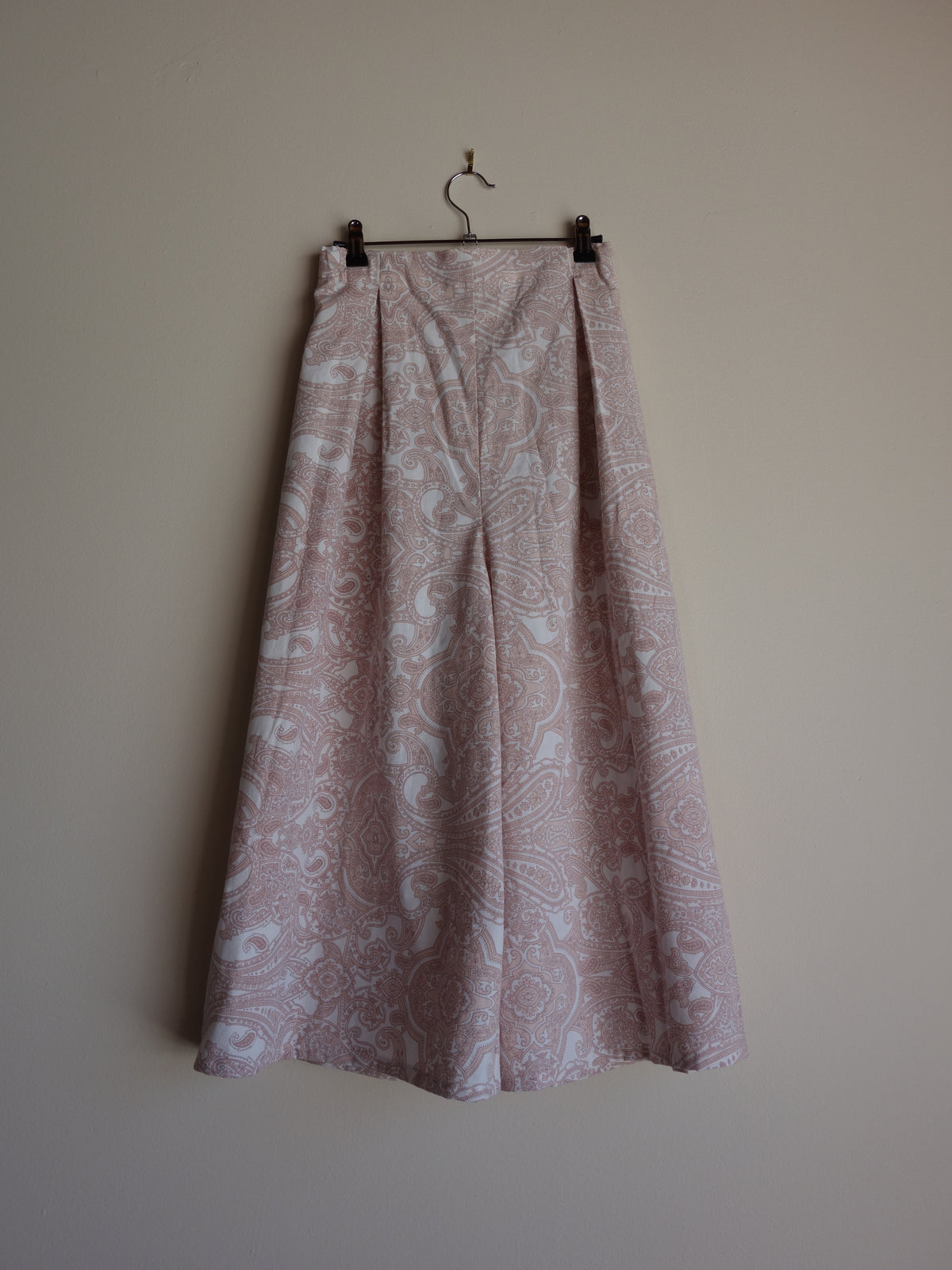pink paisley 𝑝𝑖𝑙𝑙𝑜𝑤 𝑝𝑎𝑛𝑡𝑠