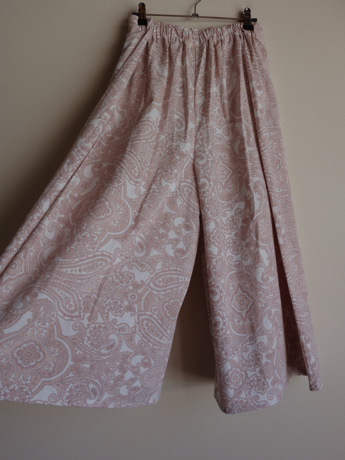 pink paisley 𝑝𝑖𝑙𝑙𝑜𝑤 𝑝𝑎𝑛𝑡𝑠