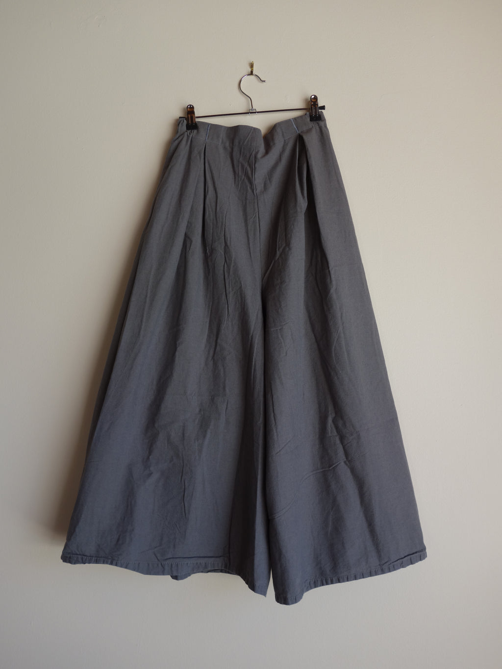 dark grey cotton 𝑝𝑖𝑙𝑙𝑜𝑤 𝑝𝑎𝑛𝑡𝑠