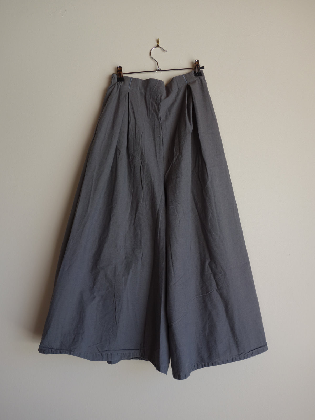 dark grey cotton 𝑝𝑖𝑙𝑙𝑜𝑤 𝑝𝑎𝑛𝑡𝑠