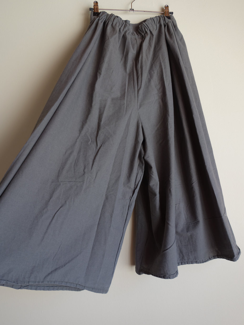 dark grey cotton 𝑝𝑖𝑙𝑙𝑜𝑤 𝑝𝑎𝑛𝑡𝑠
